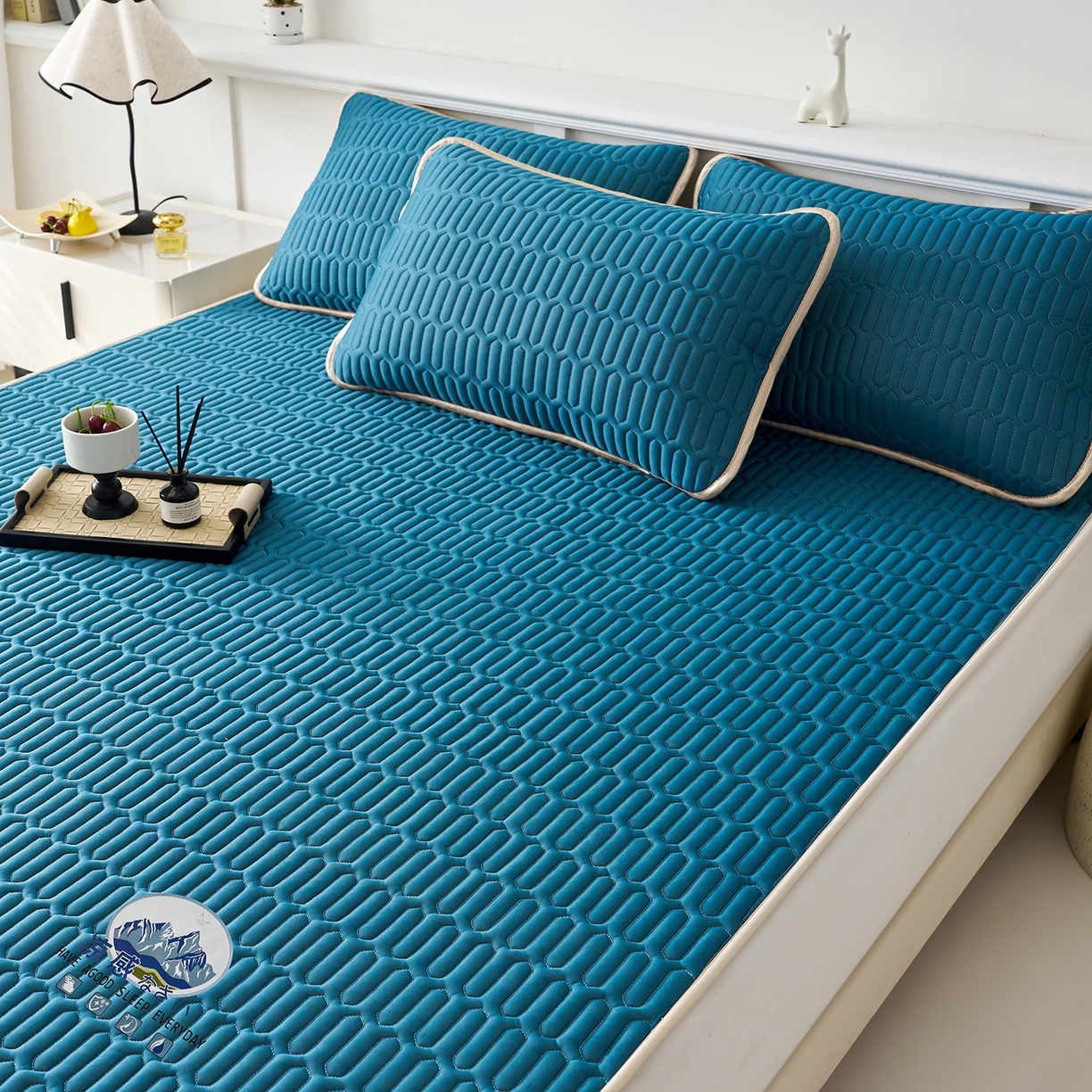 91家纺网 家纺一手货源 找家纺 （总）奇丝雅 2026夏季A类纯色乳胶凉席冰丝席家用双人冰丝凉席可机洗夏天空调席三件套-场景二