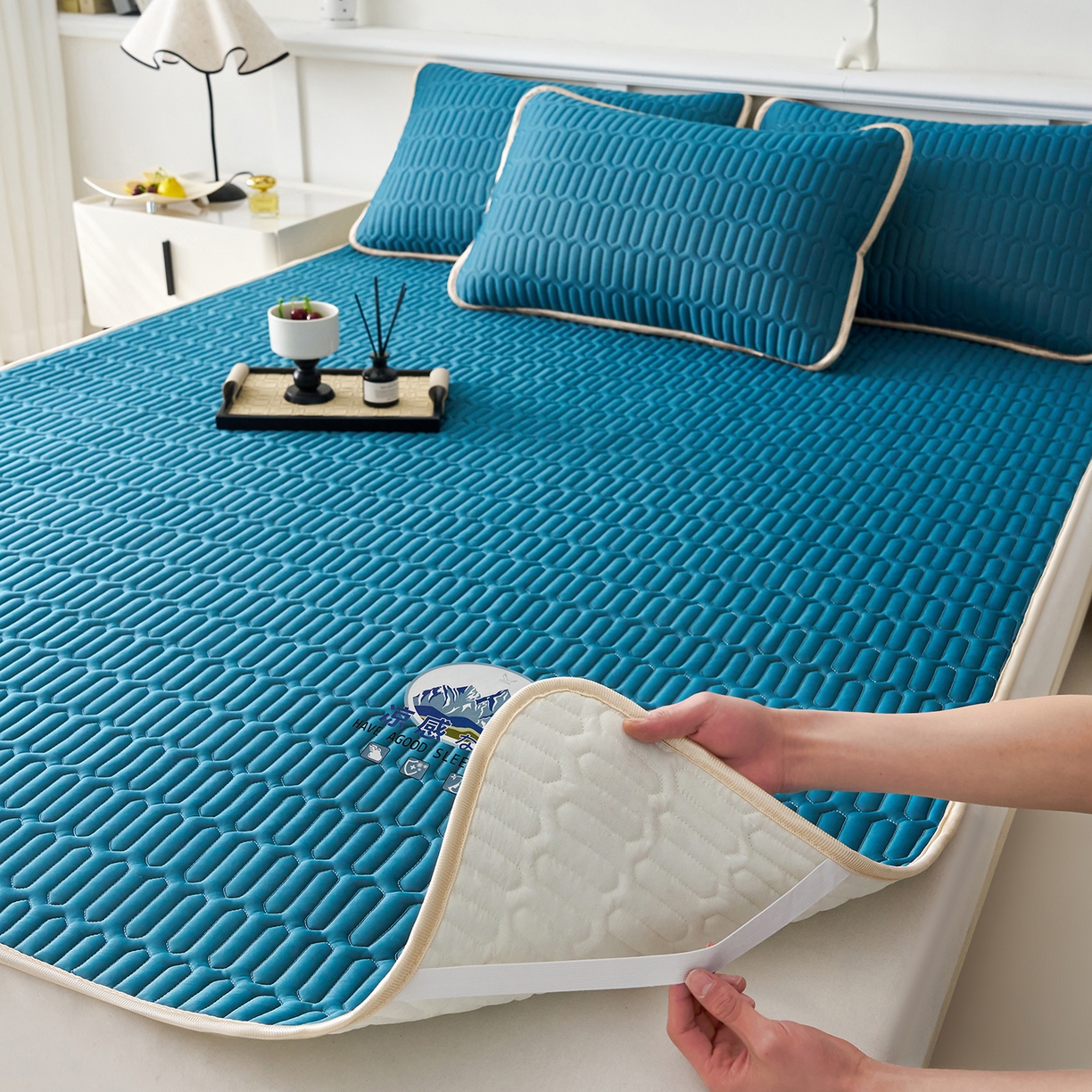 91家纺网 家纺一手货源 找家纺 （总）奇丝雅 2026夏季A类纯色乳胶凉席冰丝席家用双人冰丝凉席可机洗夏天空调席三件套-场景二