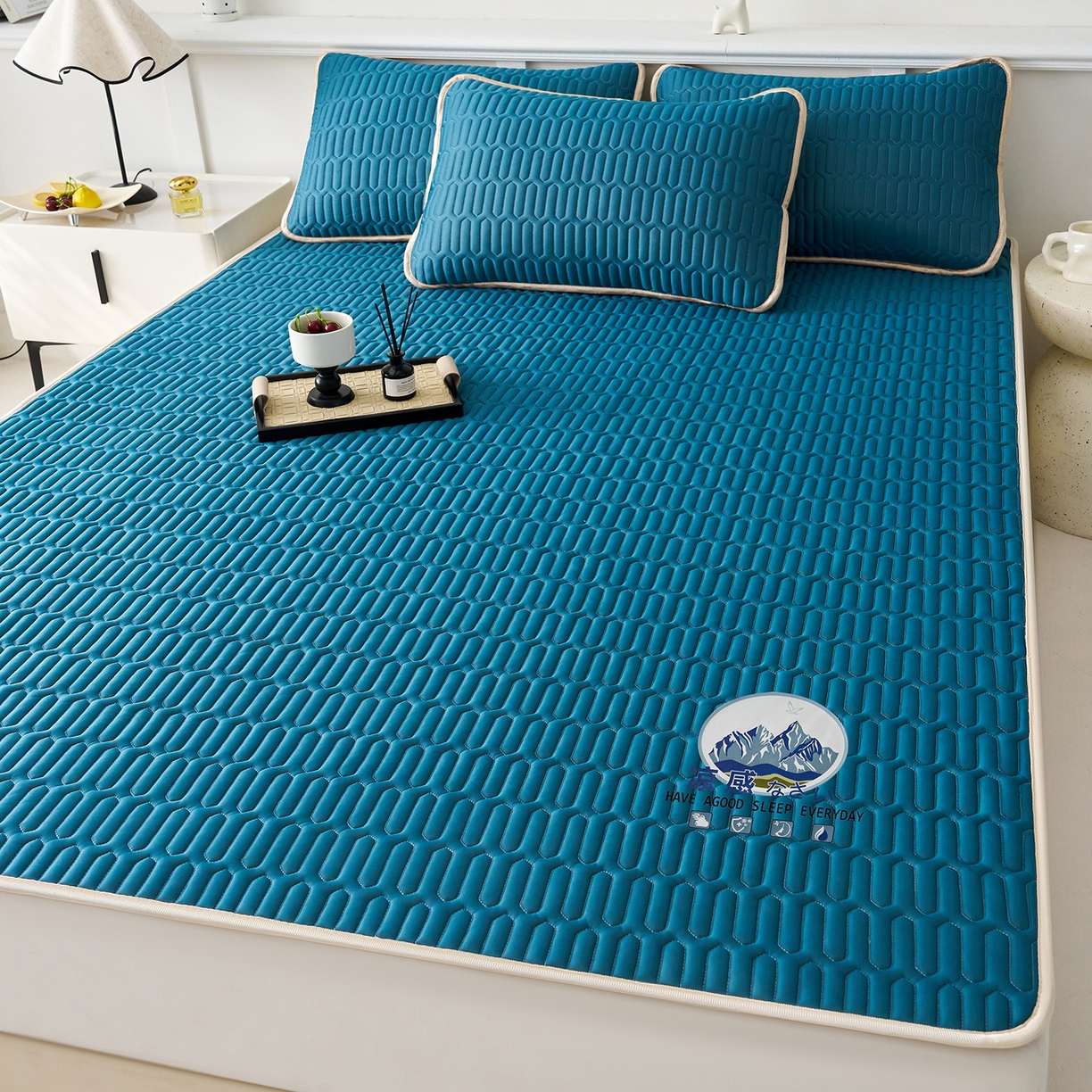 91家纺网 家纺一手货源 找家纺 （总）奇丝雅 2026夏季A类纯色乳胶凉席冰丝席家用双人冰丝凉席可机洗夏天空调席三件套-场景二