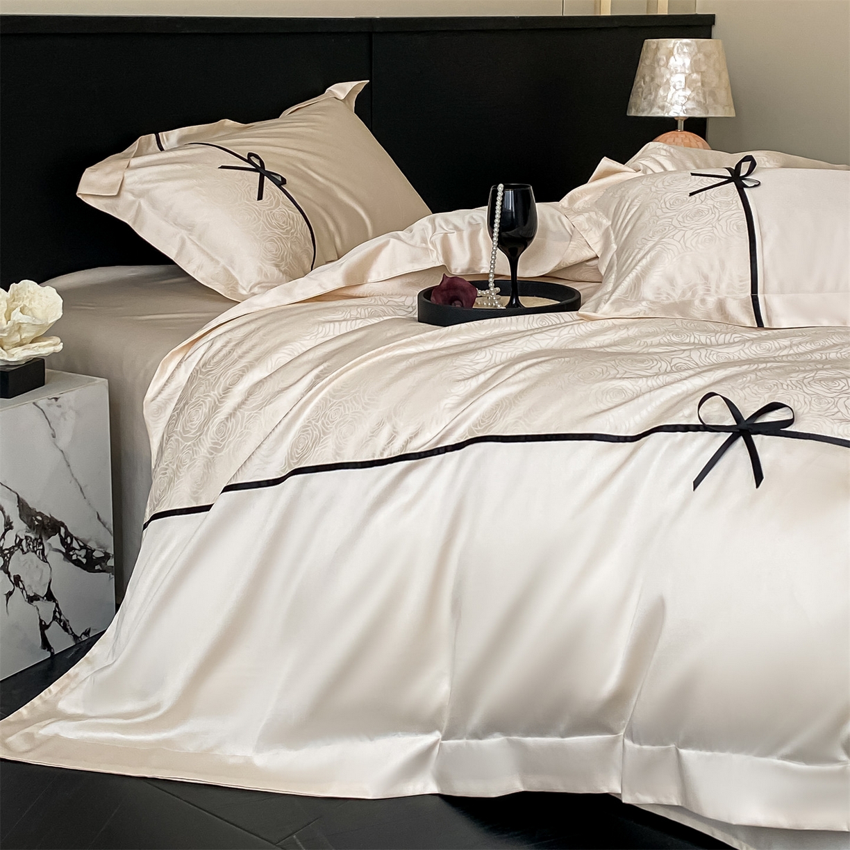 91家纺网 家纺一手货源 找家纺 DC 2026新款天丝棉提花拼色织带款四件套--克拉拉系列 克拉拉-元气白桃