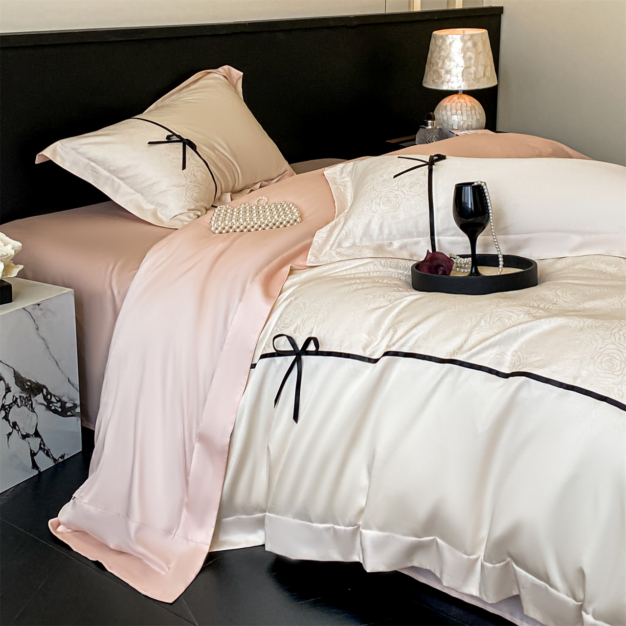 91家纺网 家纺一手货源 找家纺 DC 2026新款天丝棉提花拼色织带款四件套--克拉拉系列 克拉拉-元气白桃-蜜汁粉