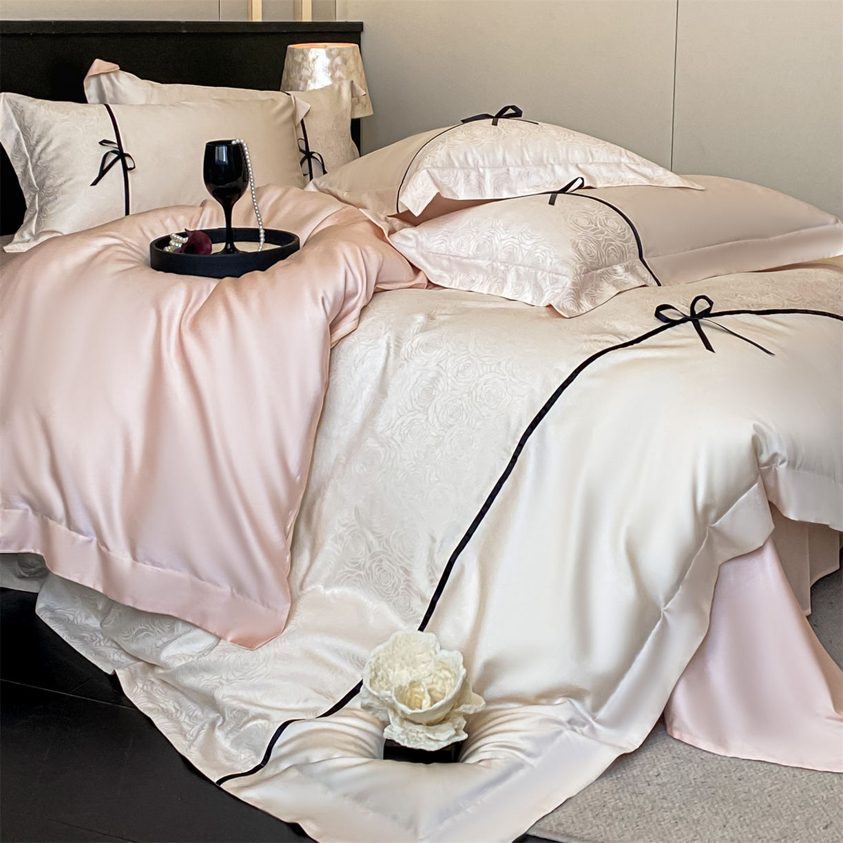 91家纺网 家纺一手货源 找家纺 DC 2026新款天丝棉提花拼色织带款四件套--克拉拉系列 克拉拉-元气白桃-蜜汁粉