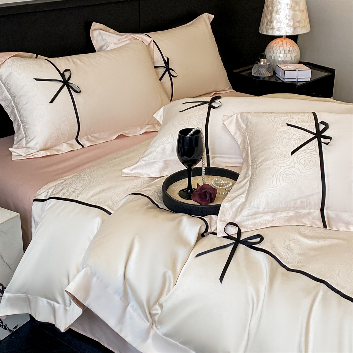 91家纺网 家纺一手货源 找家纺 DC 2026新款天丝棉提花拼色织带款四件套--克拉拉系列 克拉拉-元气白桃-蜜汁粉