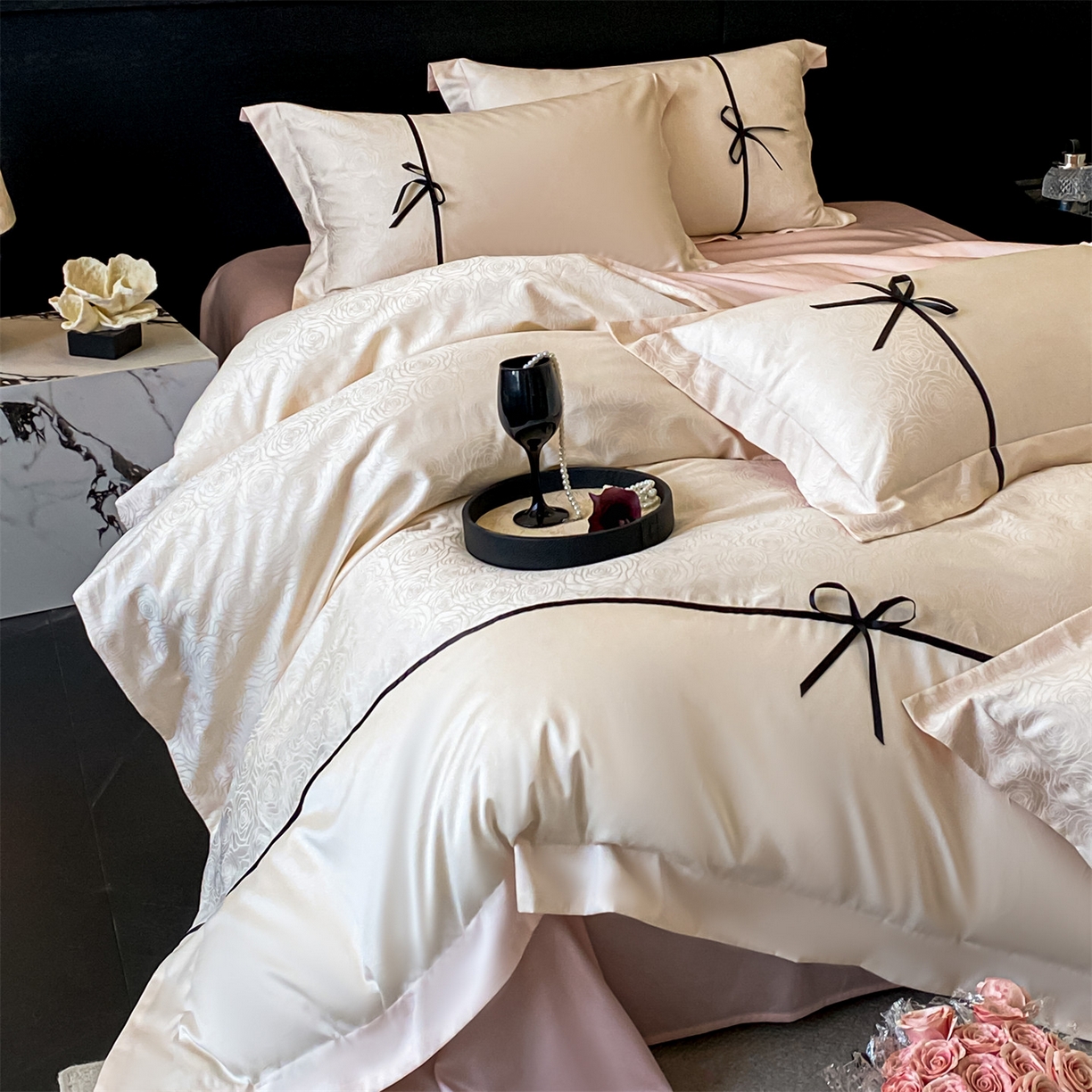 91家纺网 家纺一手货源 找家纺 DC 2026新款天丝棉提花拼色织带款四件套--克拉拉系列 克拉拉-元气白桃-蜜汁粉