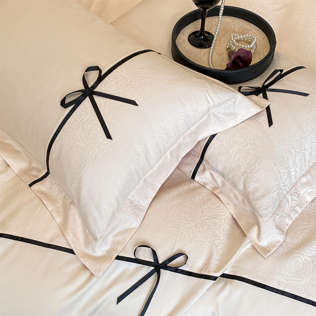 91家纺网 家纺一手货源 找家纺 DC 2026新款天丝棉提花拼色织带款四件套--克拉拉系列 克拉拉-元气白桃-蜜汁粉