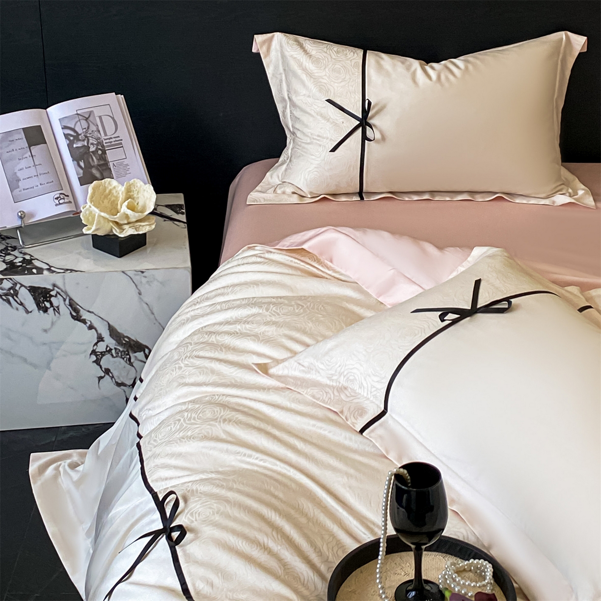 91家纺网 家纺一手货源 找家纺 DC 2026新款天丝棉提花拼色织带款四件套--克拉拉系列 克拉拉-元气白桃-蜜汁粉