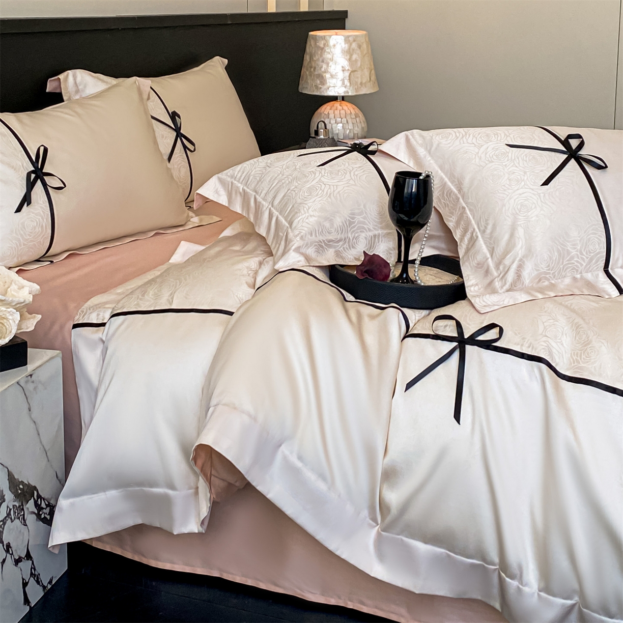 91家纺网 家纺一手货源 找家纺 DC 2026新款天丝棉提花拼色织带款四件套--克拉拉系列 克拉拉-元气白桃-蜜汁粉