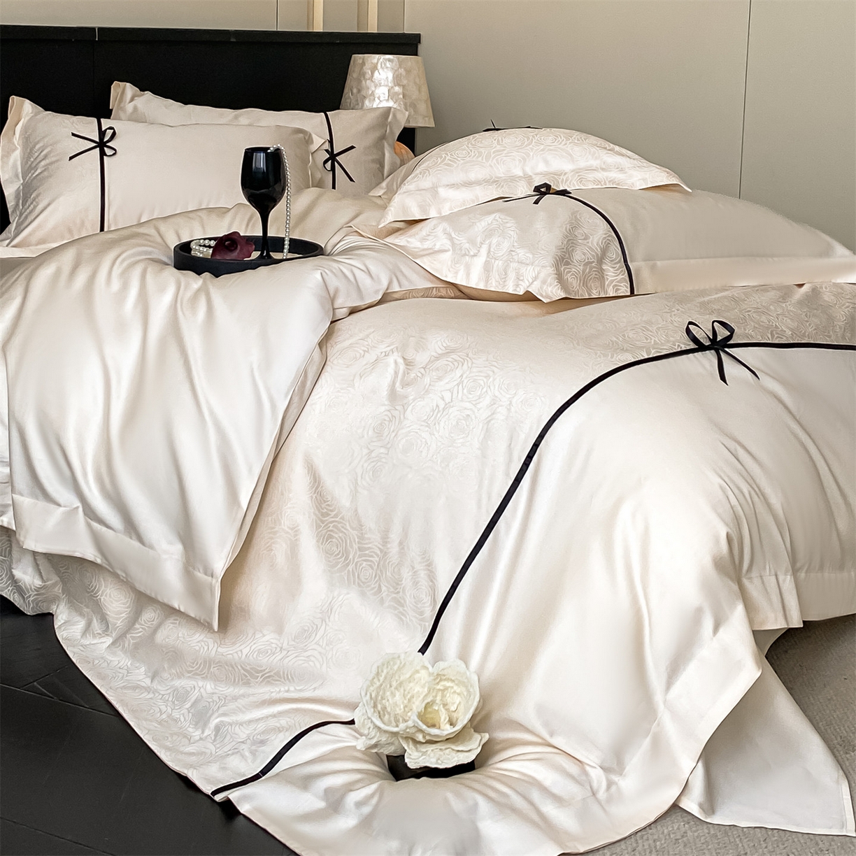 91家纺网 家纺一手货源 找家纺 DC 2026新款天丝棉提花拼色织带款四件套--克拉拉系列 克拉拉-元气白桃