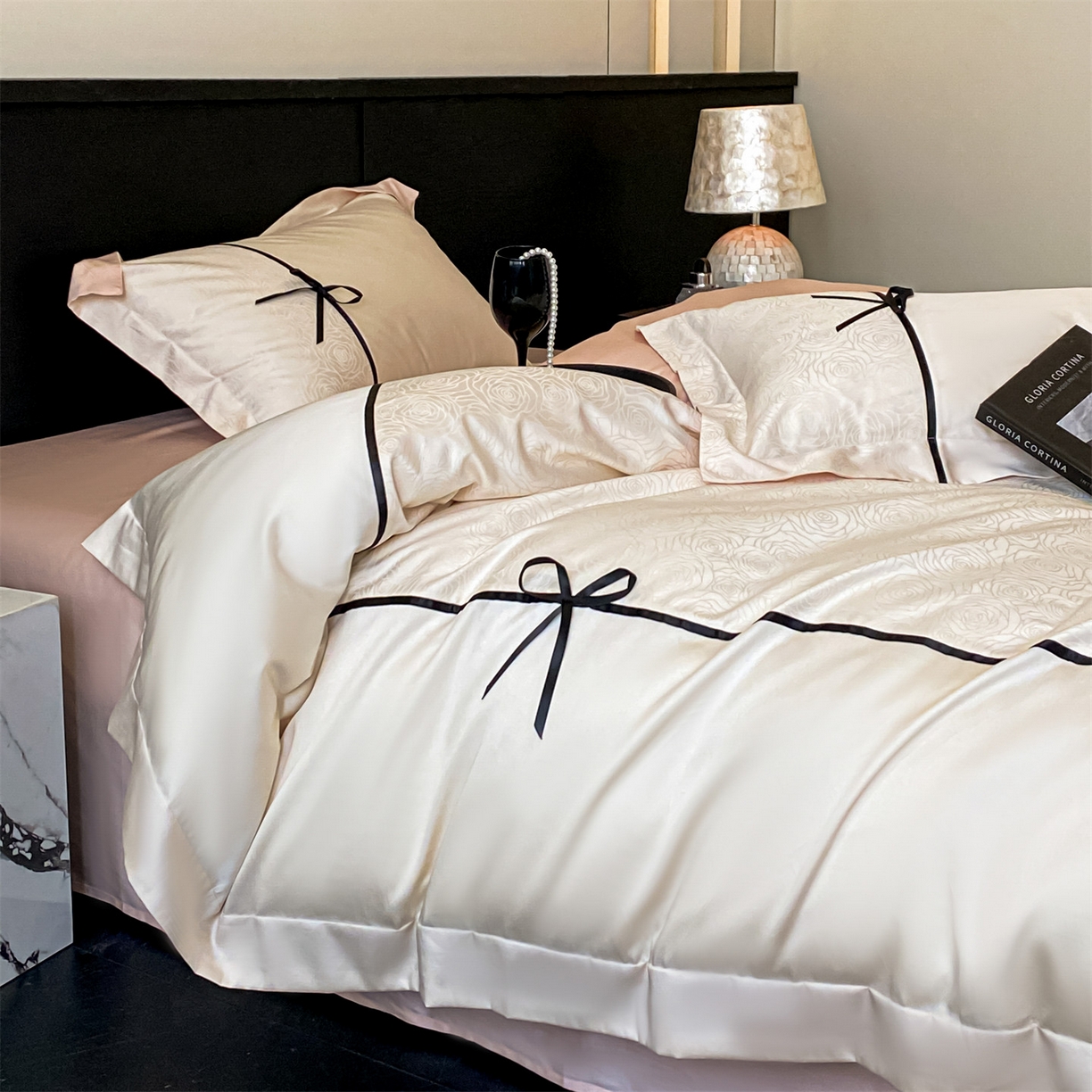 91家纺网 家纺一手货源 找家纺 DC 2026新款天丝棉提花拼色织带款四件套--克拉拉系列 克拉拉-元气白桃-蜜汁粉