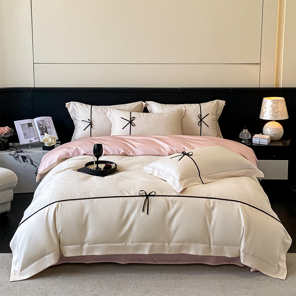 91家纺网 家纺一手货源 找家纺 DC 2026新款天丝棉提花拼色织带款四件套--克拉拉系列 克拉拉-元气白桃-蜜汁粉