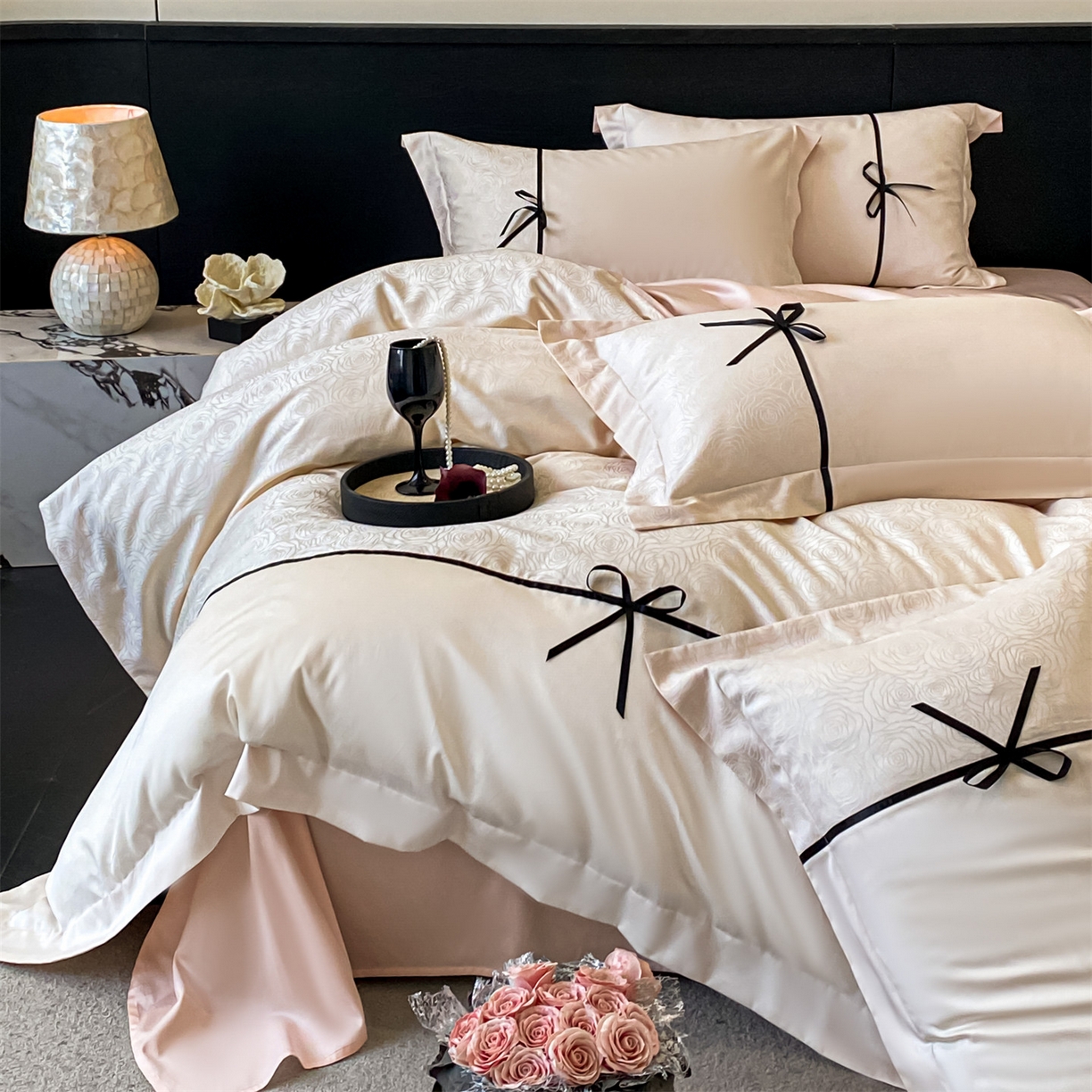 91家纺网 家纺一手货源 找家纺 DC 2026新款天丝棉提花拼色织带款四件套--克拉拉系列 克拉拉-元气白桃-蜜汁粉