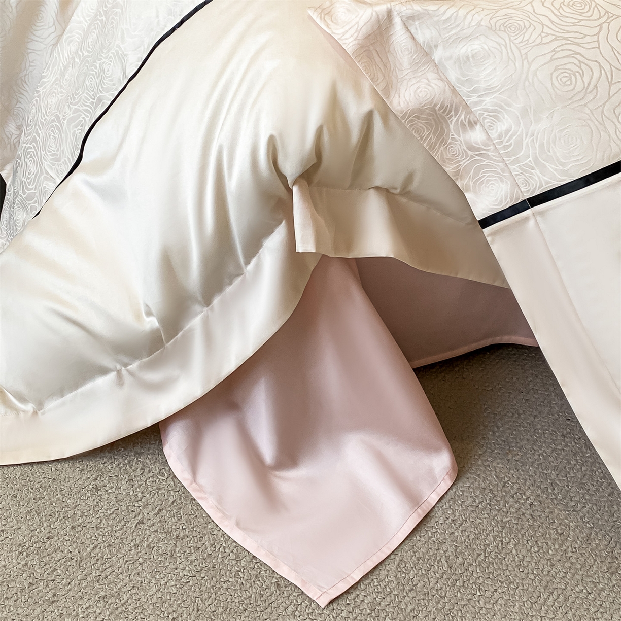 91家纺网 家纺一手货源 找家纺 DC 2026新款天丝棉提花拼色织带款四件套--克拉拉系列 克拉拉-元气白桃-蜜汁粉