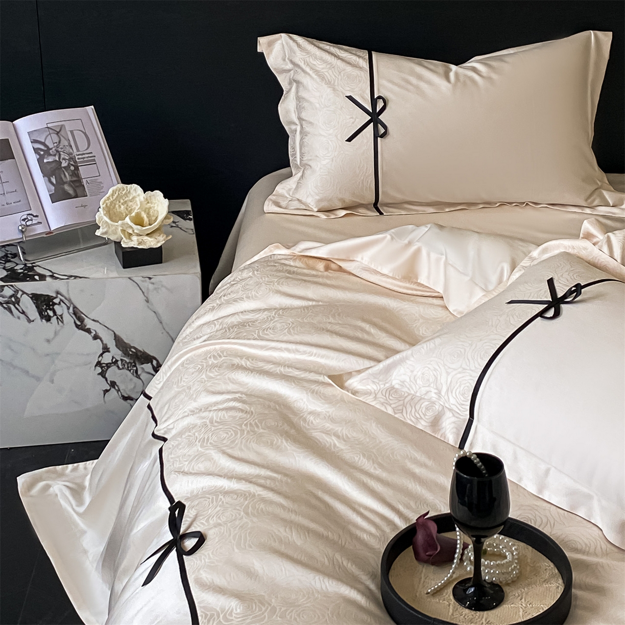 91家纺网 家纺一手货源 找家纺 DC 2026新款天丝棉提花拼色织带款四件套--克拉拉系列 克拉拉-元气白桃