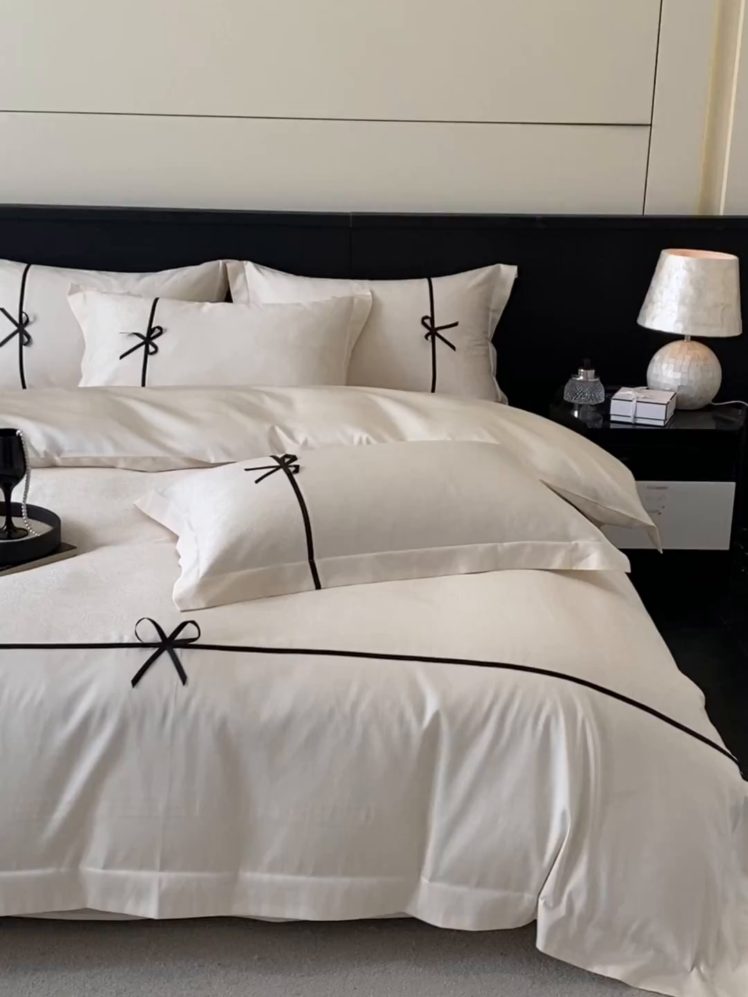 91家纺网 家纺一手货源 找家纺 DC 2026新款天丝棉提花拼色织带款四件套--克拉拉系列 克拉拉-元气白桃