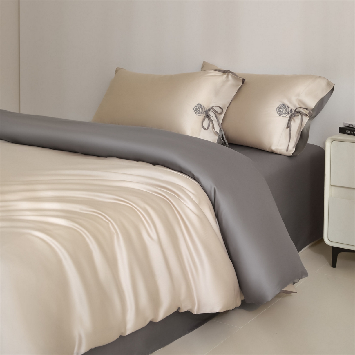 91家纺网 家纺一手货源 找家纺 DC 2026新款天丝玫瑰压线抽绳四件套--日落玫瑰系列 日落玫瑰-浅茶+经典灰