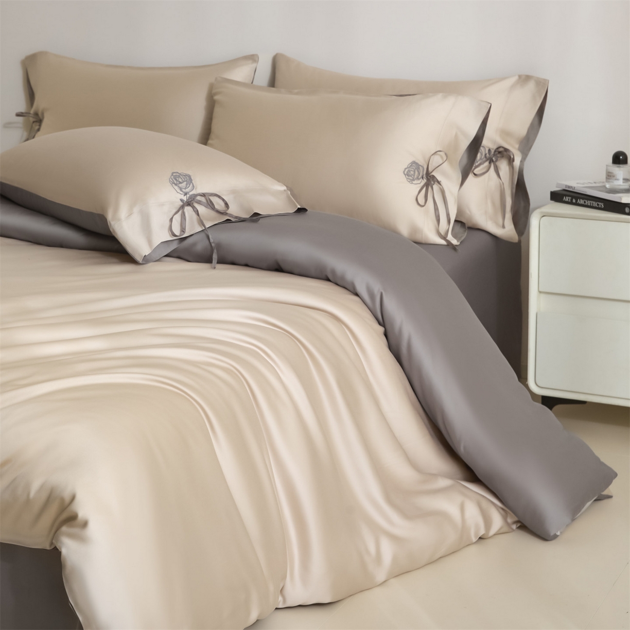 91家纺网 家纺一手货源 找家纺 DC 2026新款天丝玫瑰压线抽绳四件套--日落玫瑰系列 日落玫瑰-浅茶+经典灰