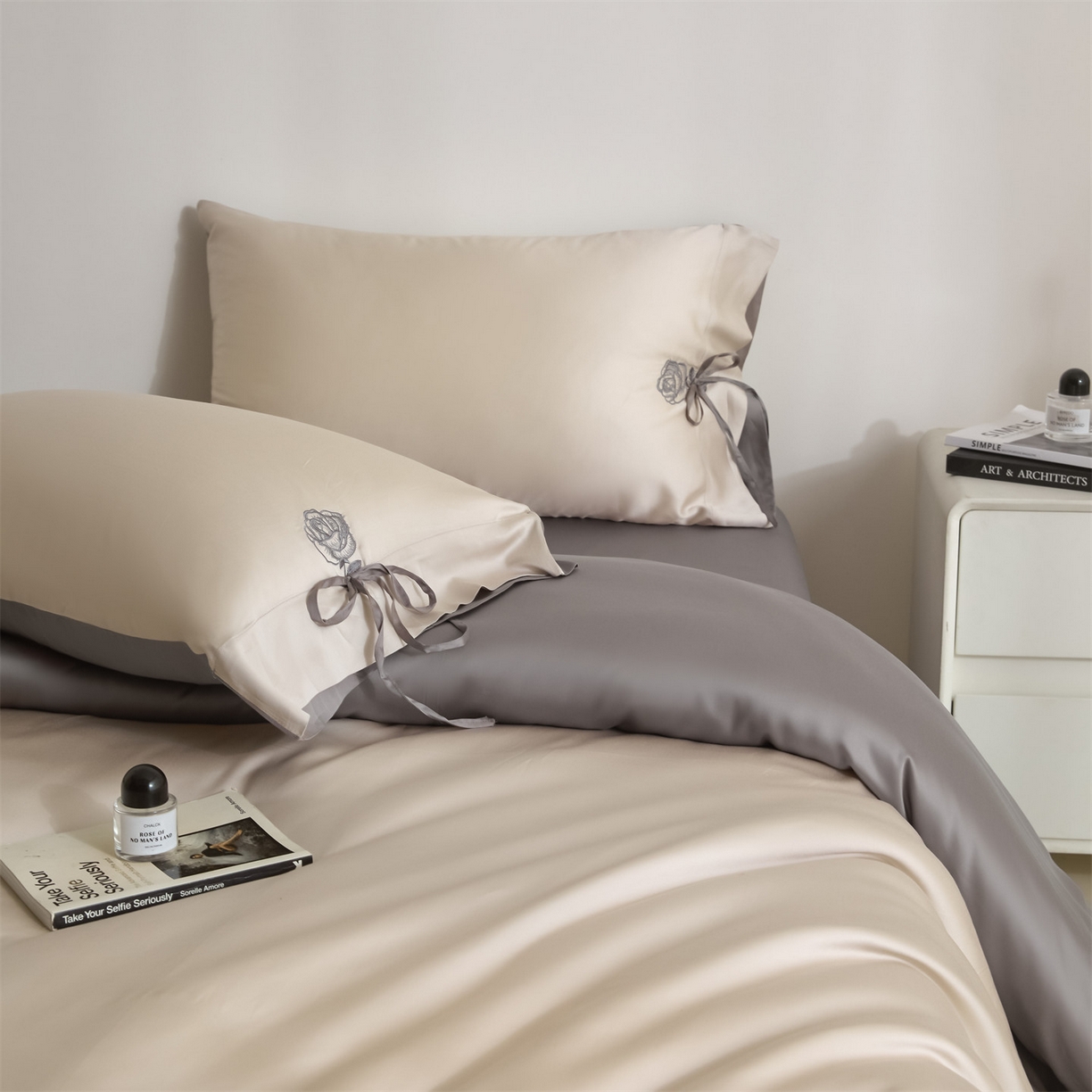 91家纺网 家纺一手货源 找家纺 DC 2026新款天丝玫瑰压线抽绳四件套--日落玫瑰系列 日落玫瑰-浅茶+经典灰