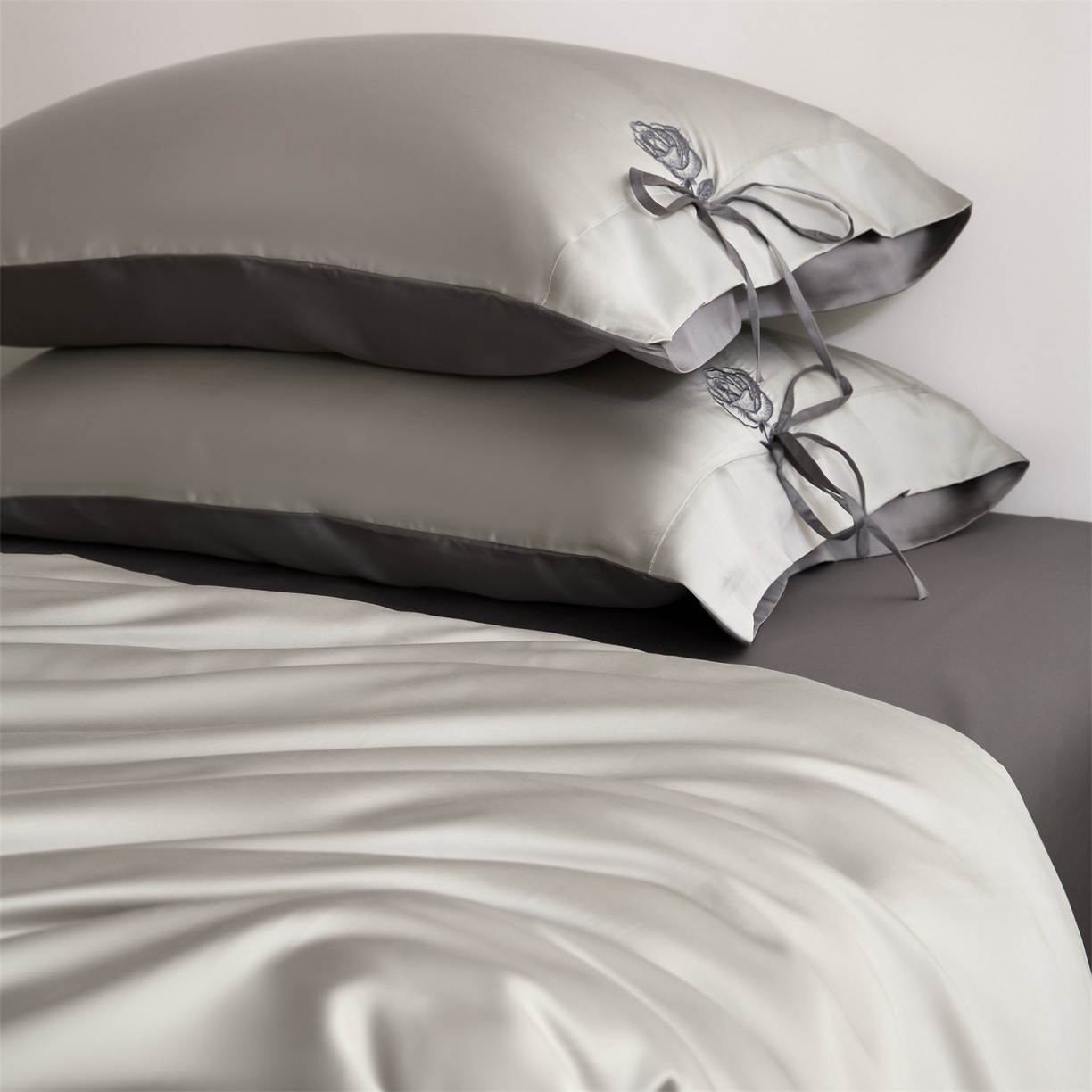 91家纺网 家纺一手货源 找家纺 DC 2026新款天丝玫瑰压线抽绳四件套--日落玫瑰系列 冰川灰+经典灰