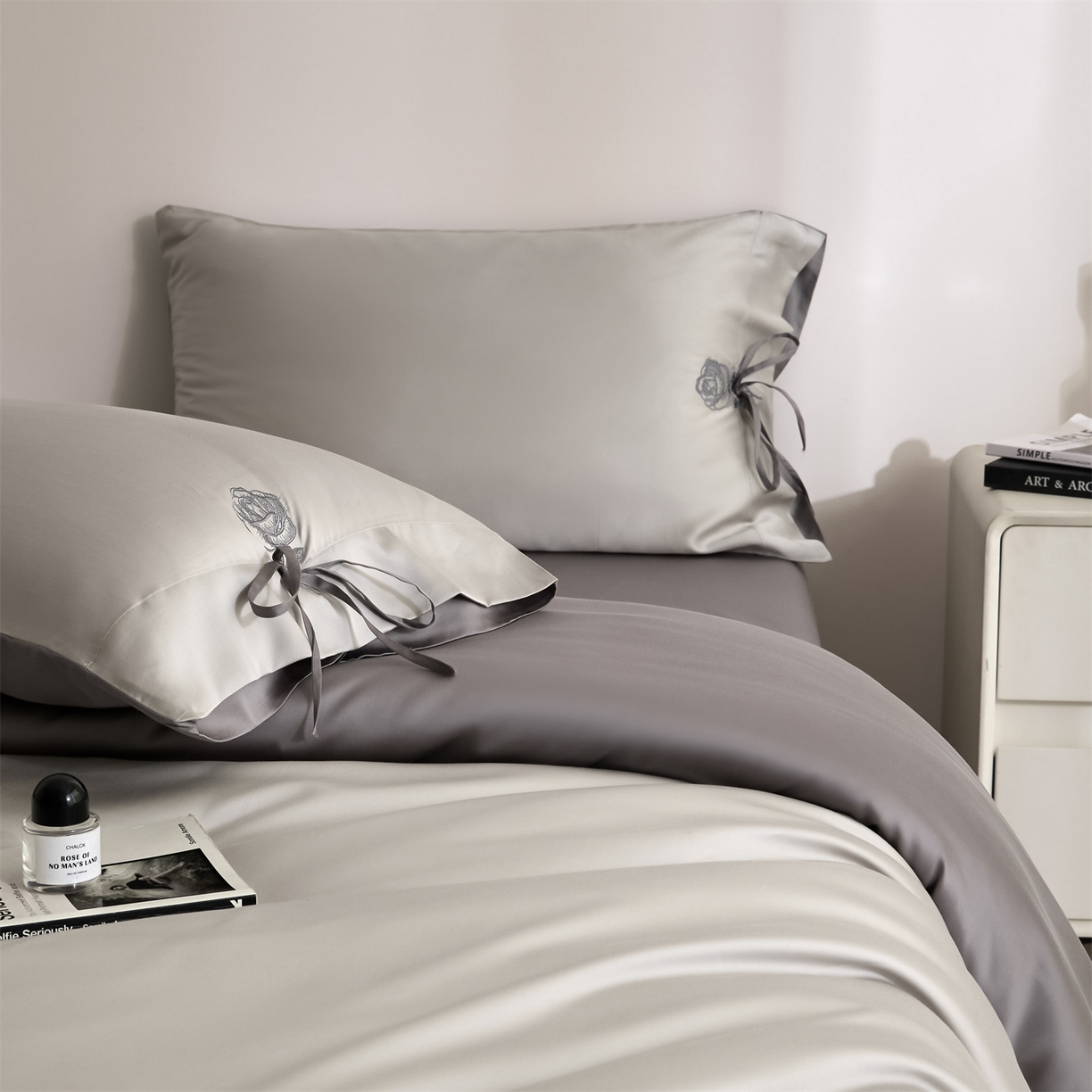 91家纺网 家纺一手货源 找家纺 DC 2026新款天丝玫瑰压线抽绳四件套--日落玫瑰系列 冰川灰+经典灰