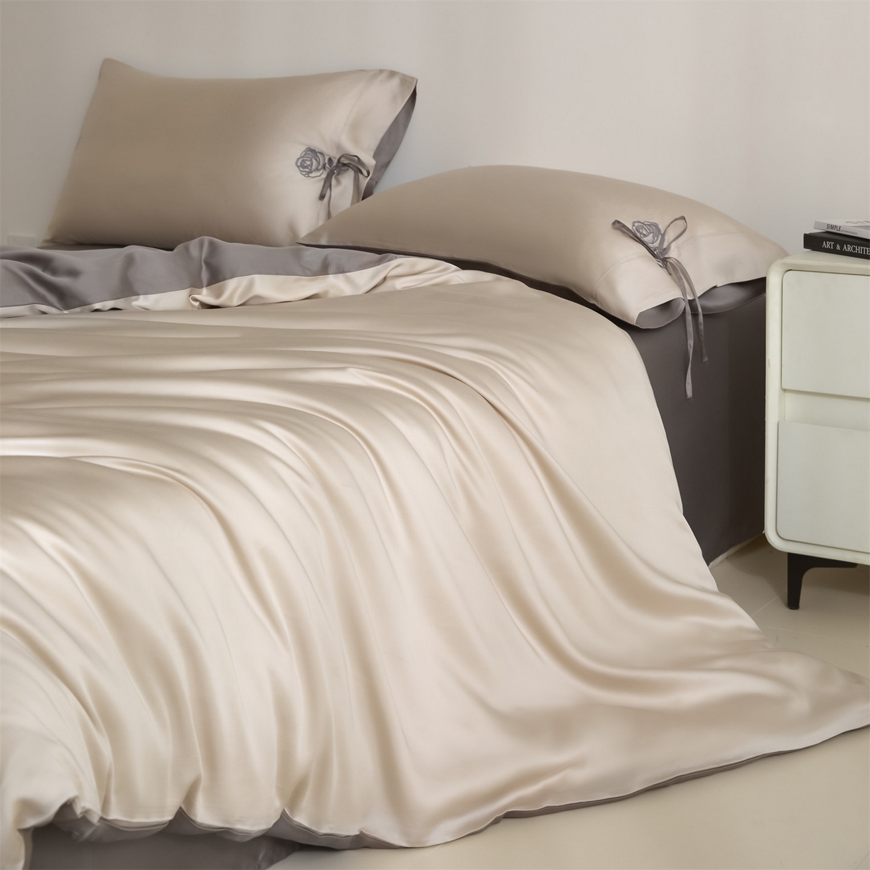 91家纺网 家纺一手货源 找家纺 DC 2026新款天丝玫瑰压线抽绳四件套--日落玫瑰系列 日落玫瑰-浅茶+经典灰