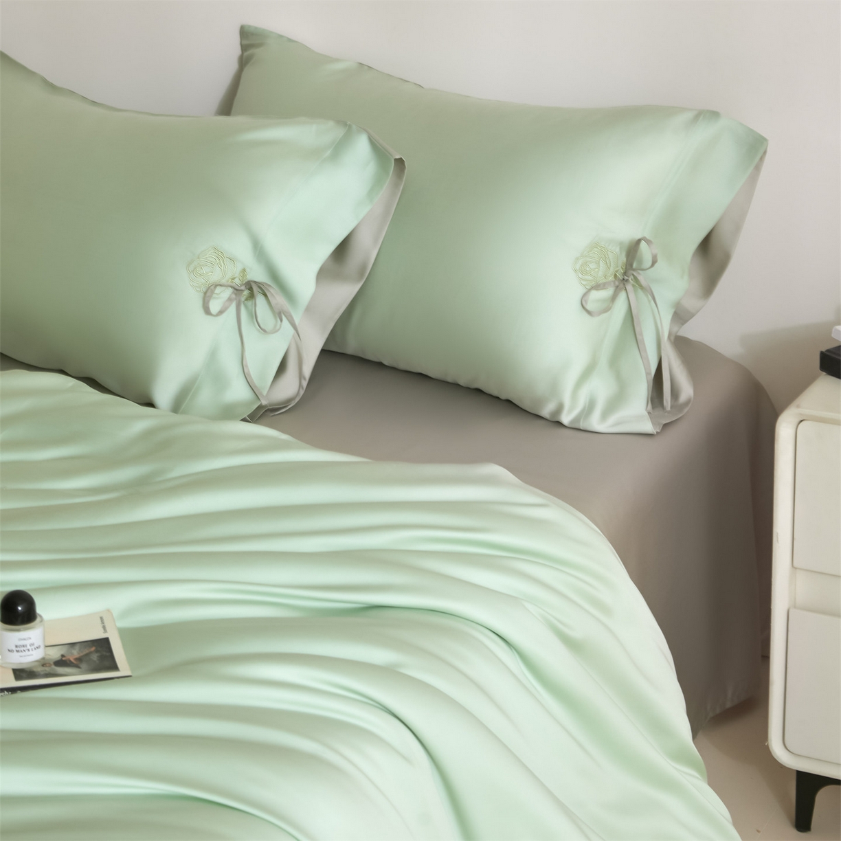 91家纺网 家纺一手货源 找家纺 DC 2026新款天丝玫瑰压线抽绳四件套--日落玫瑰系列 日落玫瑰-亚丁绿+冰川灰