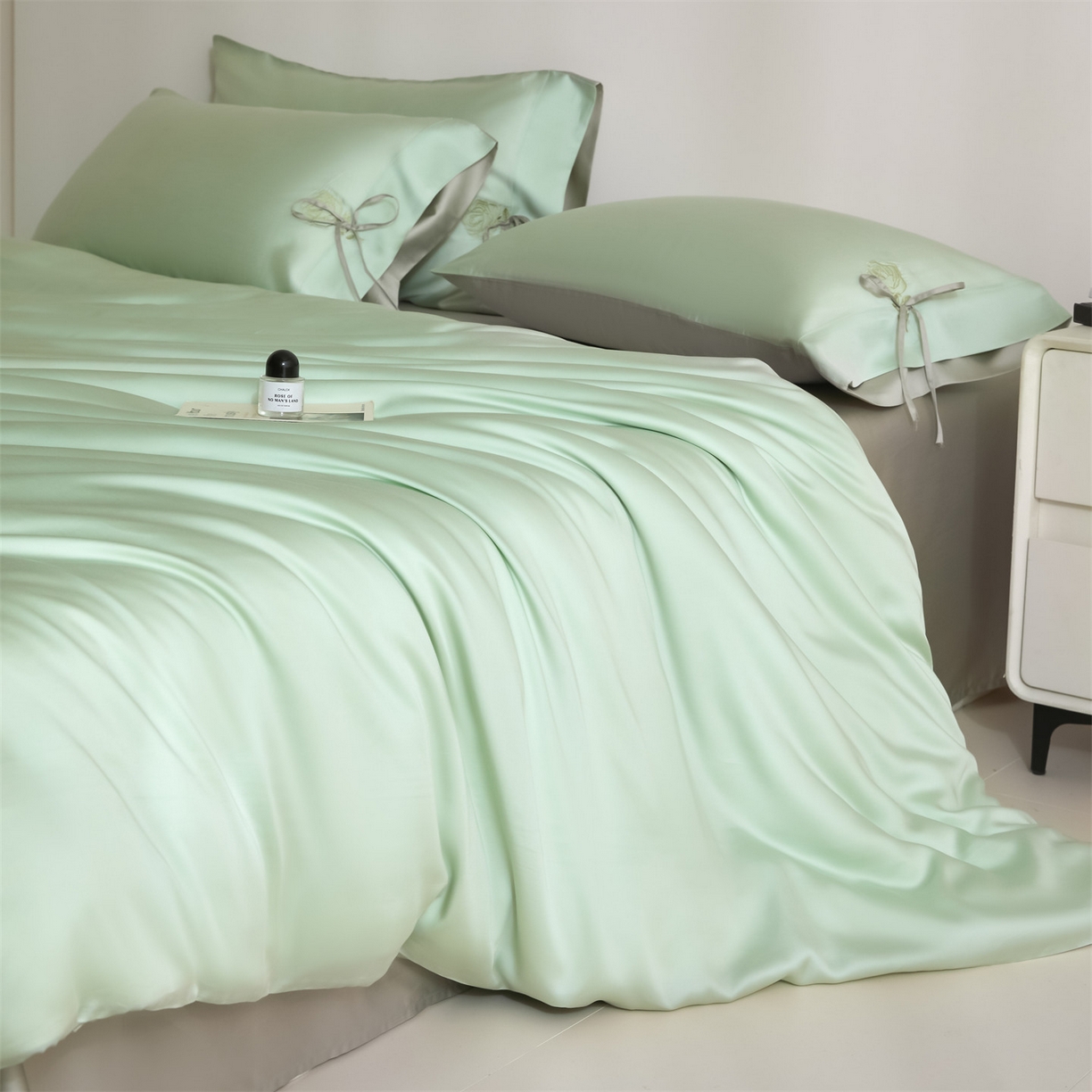 91家纺网 家纺一手货源 找家纺 DC 2026新款天丝玫瑰压线抽绳四件套--日落玫瑰系列 日落玫瑰-亚丁绿+冰川灰