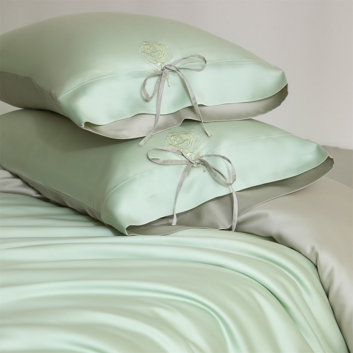 91家纺网 家纺一手货源 找家纺 DC 2026新款天丝玫瑰压线抽绳四件套--日落玫瑰系列 日落玫瑰-亚丁绿+冰川灰