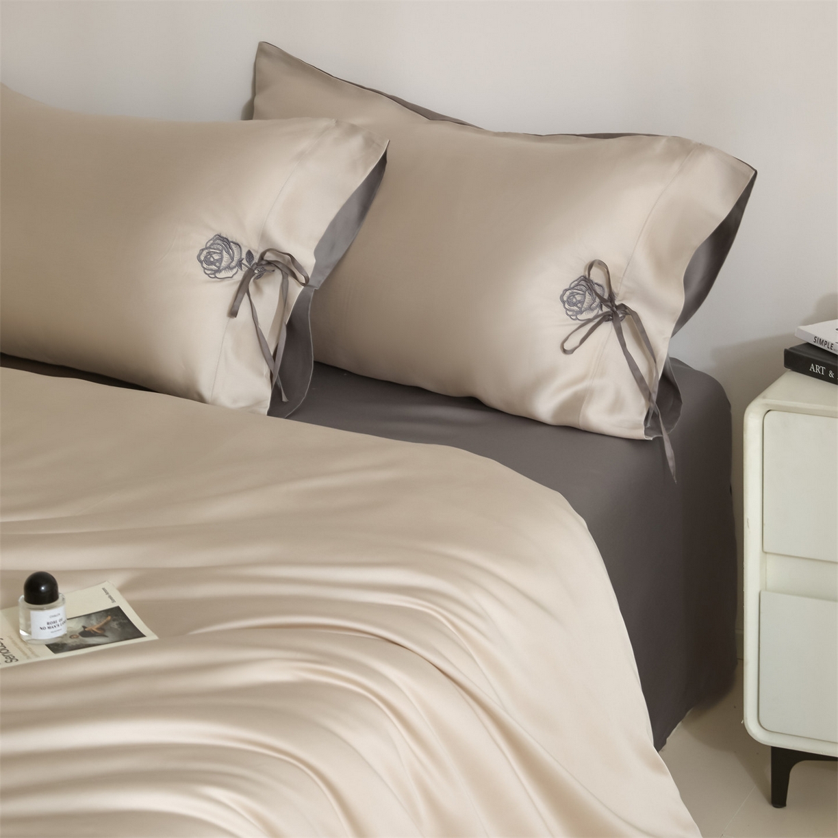 91家纺网 家纺一手货源 找家纺 DC 2026新款天丝玫瑰压线抽绳四件套--日落玫瑰系列 日落玫瑰-浅茶+经典灰