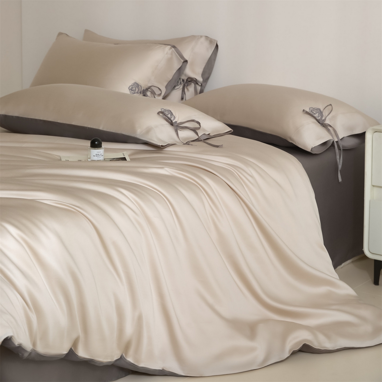 91家纺网 家纺一手货源 找家纺 DC 2026新款天丝玫瑰压线抽绳四件套--日落玫瑰系列 日落玫瑰-浅茶+经典灰