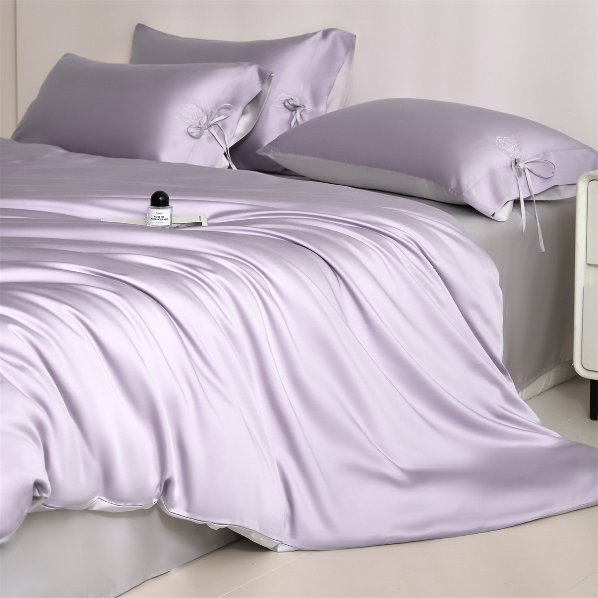 91家纺网 家纺一手货源 找家纺 DC 2026新款天丝玫瑰压线抽绳四件套--日落玫瑰系列 风信紫+流沙灰