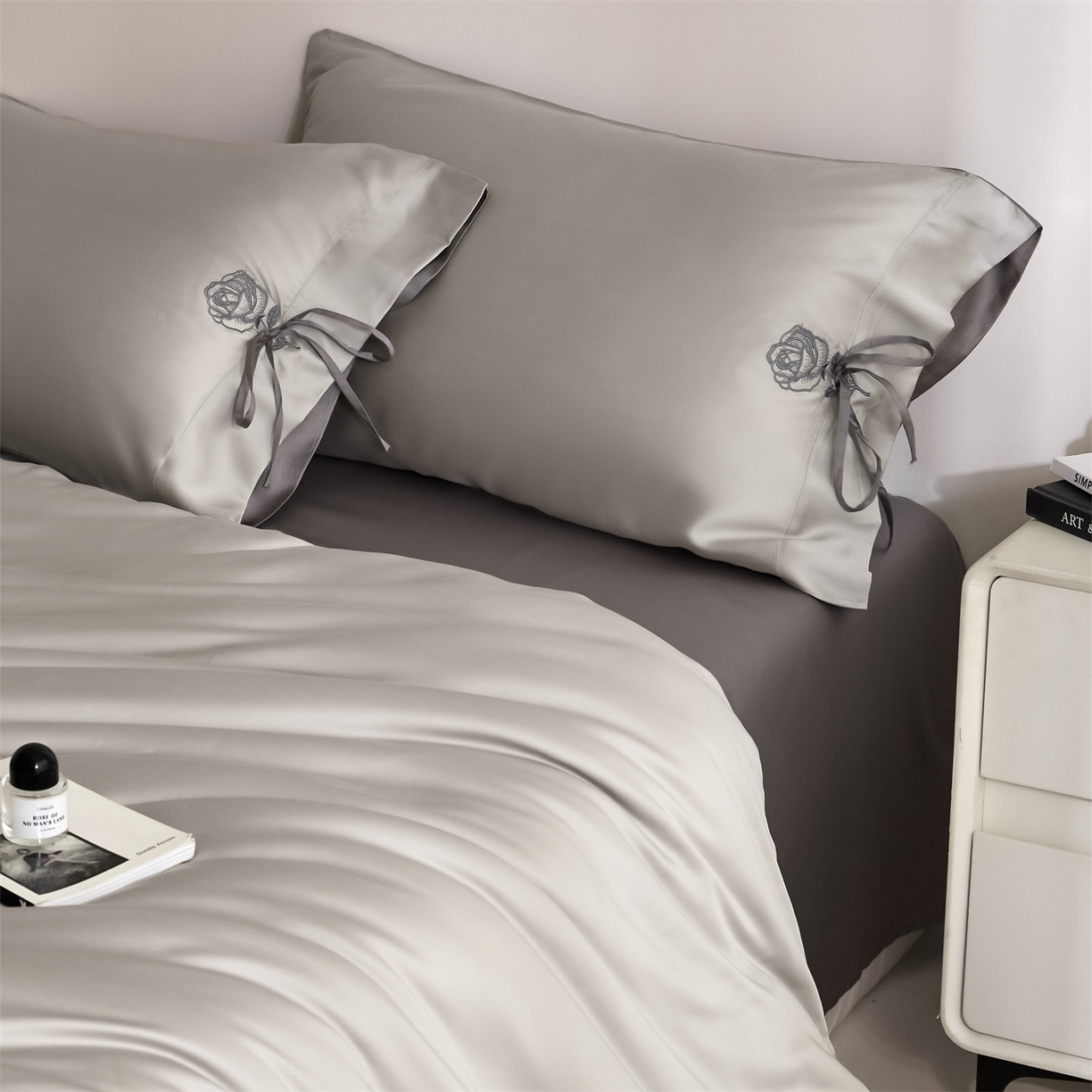 91家纺网 家纺一手货源 找家纺 DC 2026新款天丝玫瑰压线抽绳四件套--日落玫瑰系列 冰川灰+经典灰