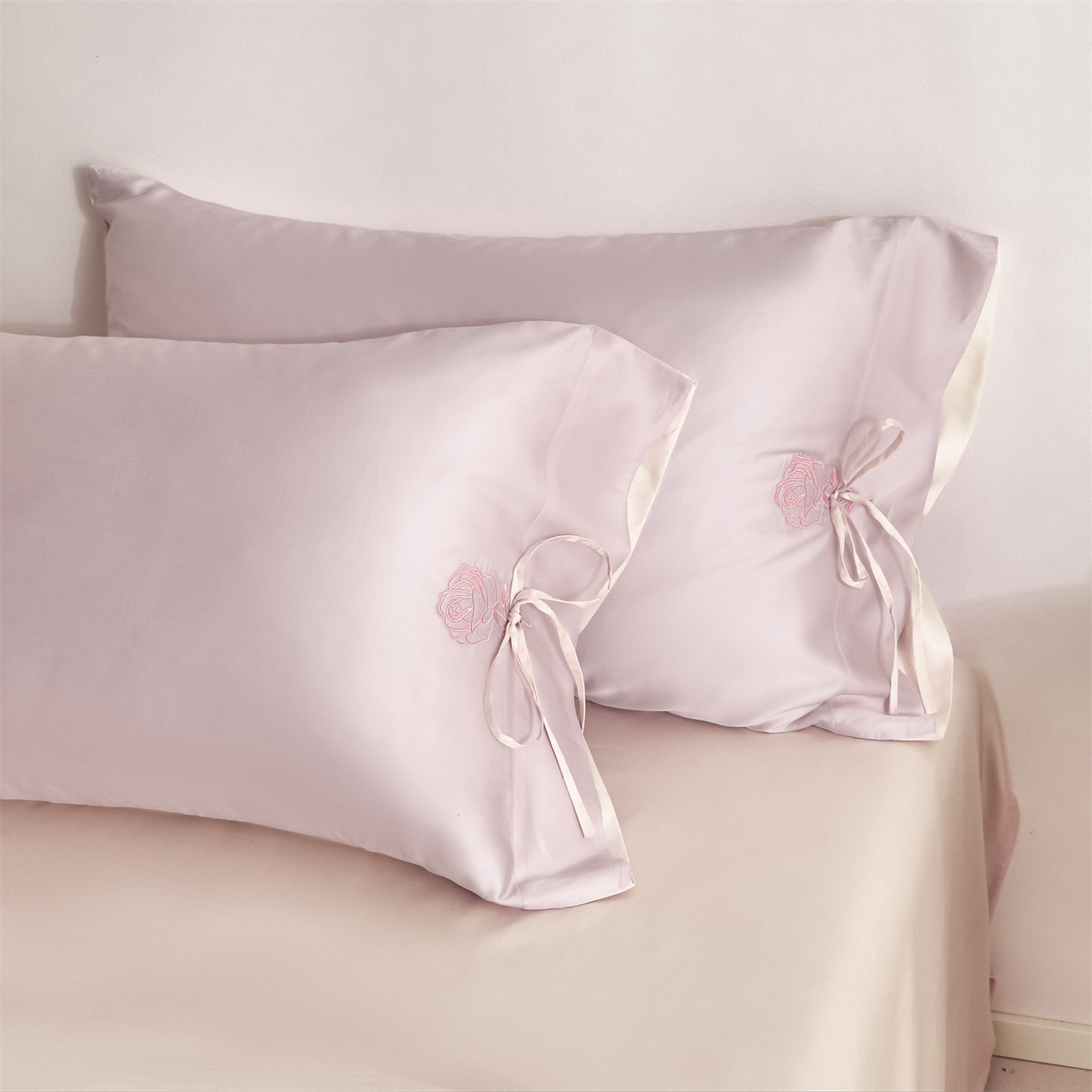 91家纺网 家纺一手货源 找家纺 DC 2026新款天丝玫瑰压线抽绳四件套--日落玫瑰系列 日落玫瑰-素粉+杏白