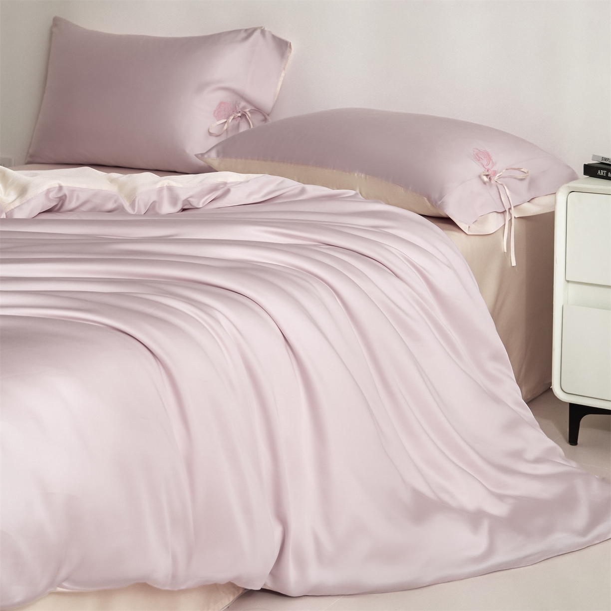 91家纺网 家纺一手货源 找家纺 DC 2026新款天丝玫瑰压线抽绳四件套--日落玫瑰系列 日落玫瑰-素粉+杏白