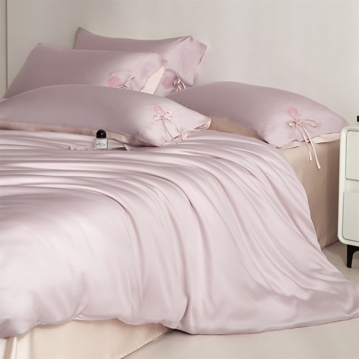 91家纺网 家纺一手货源 找家纺 DC 2026新款天丝玫瑰压线抽绳四件套--日落玫瑰系列 日落玫瑰-素粉+杏白