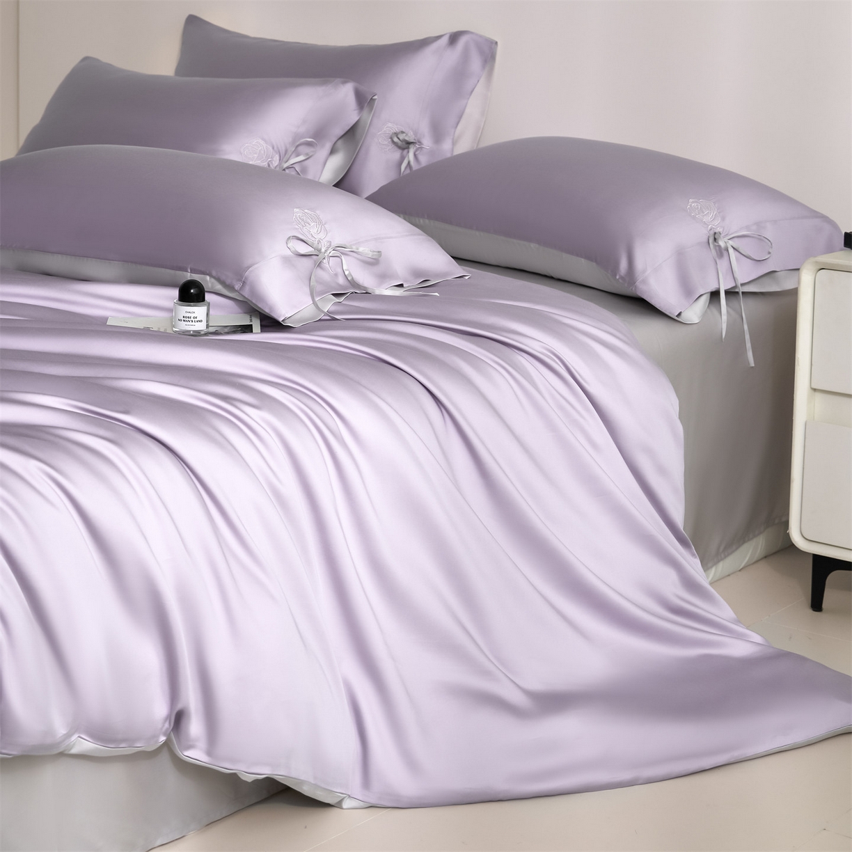 91家纺网 家纺一手货源 找家纺 DC 2026新款天丝玫瑰压线抽绳四件套--日落玫瑰系列 风信紫+流沙灰