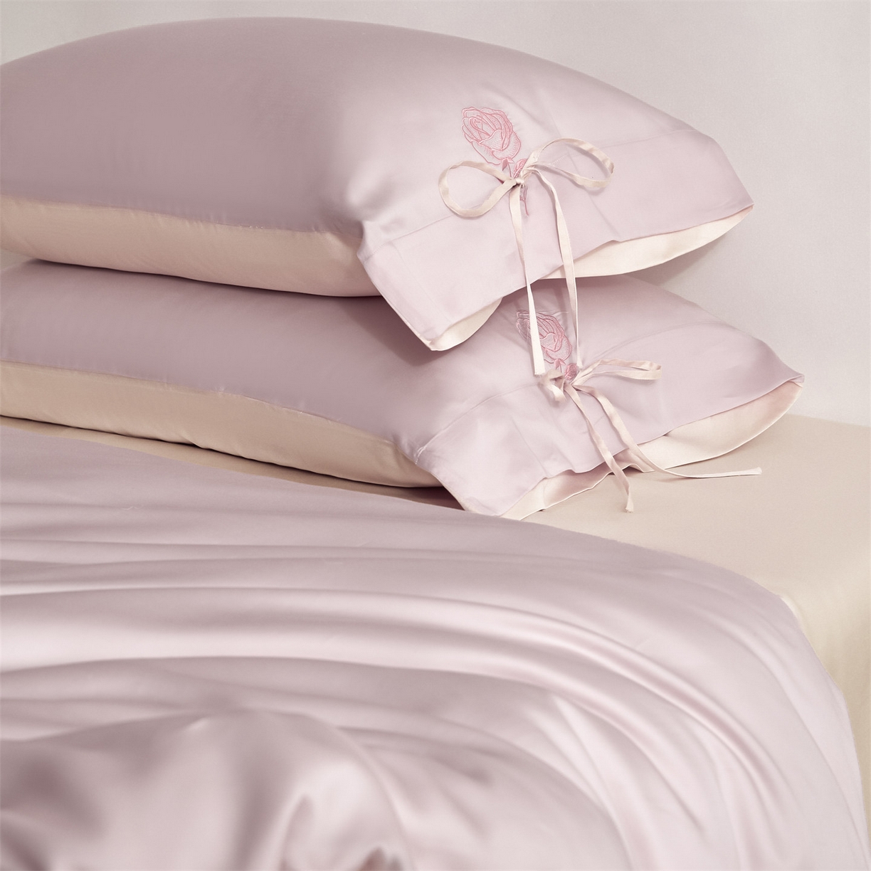 91家纺网 家纺一手货源 找家纺 DC 2026新款天丝玫瑰压线抽绳四件套--日落玫瑰系列 日落玫瑰-素粉+杏白