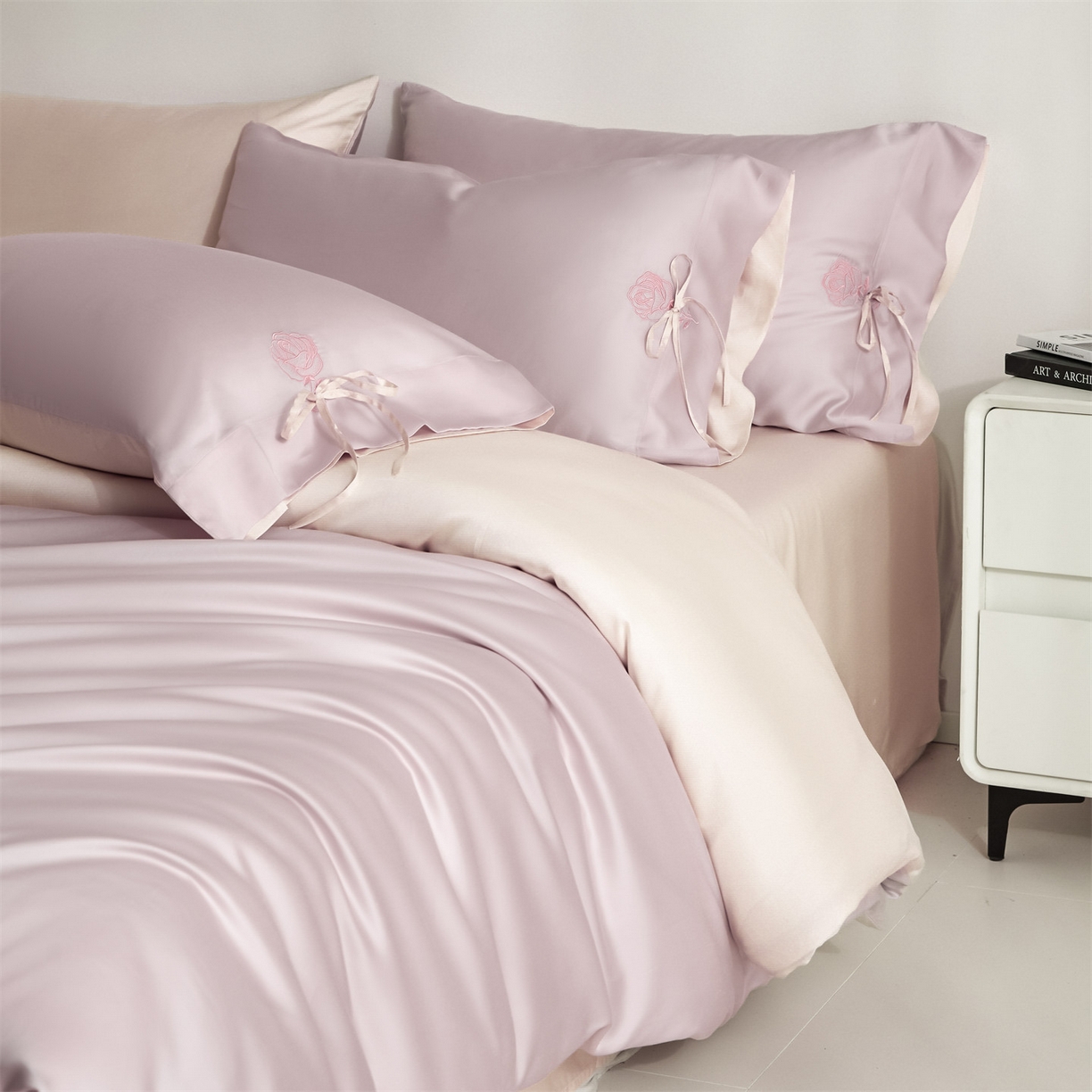 91家纺网 家纺一手货源 找家纺 DC 2026新款天丝玫瑰压线抽绳四件套--日落玫瑰系列 日落玫瑰-素粉+杏白