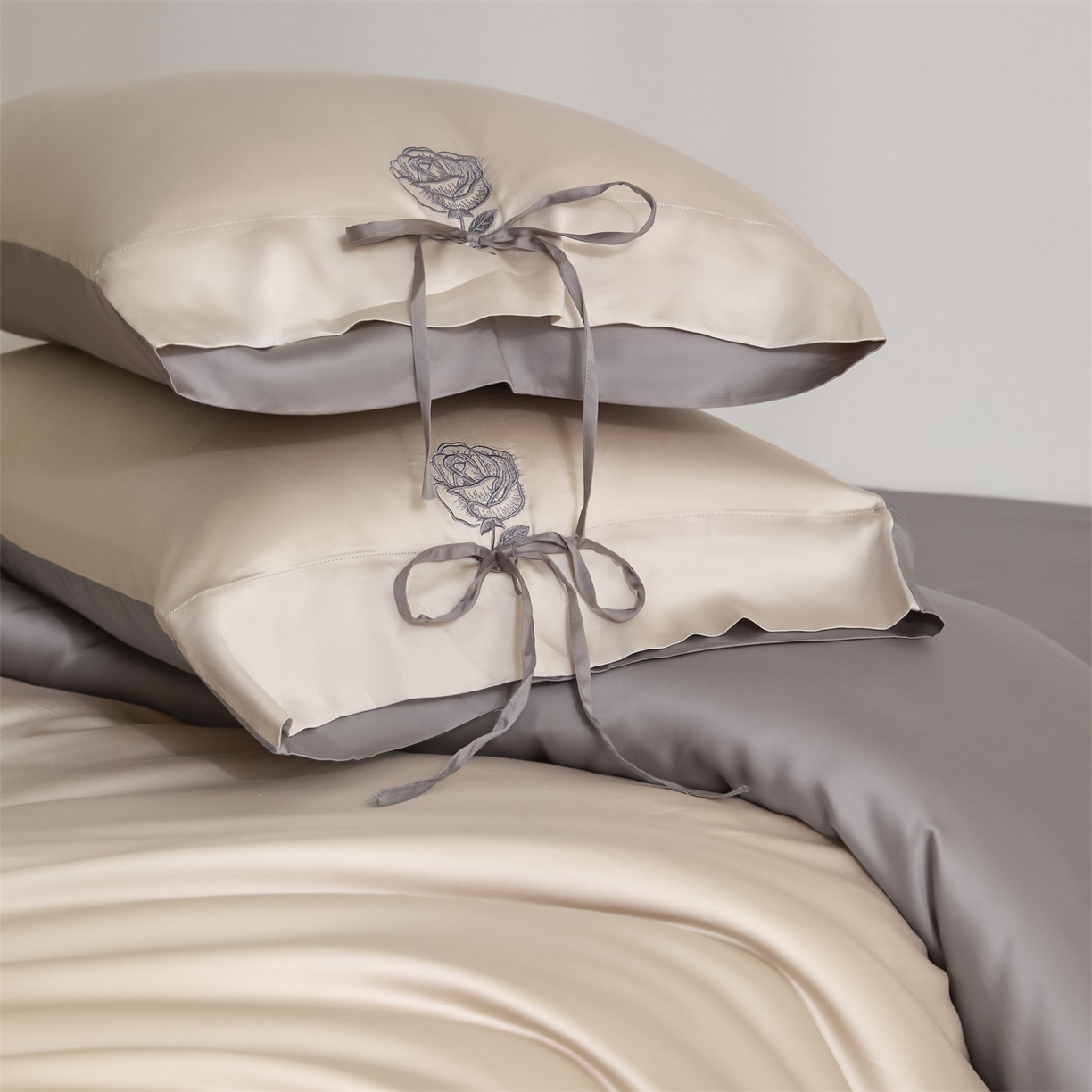 91家纺网 家纺一手货源 找家纺 DC 2026新款天丝玫瑰压线抽绳四件套--日落玫瑰系列 日落玫瑰-浅茶+经典灰