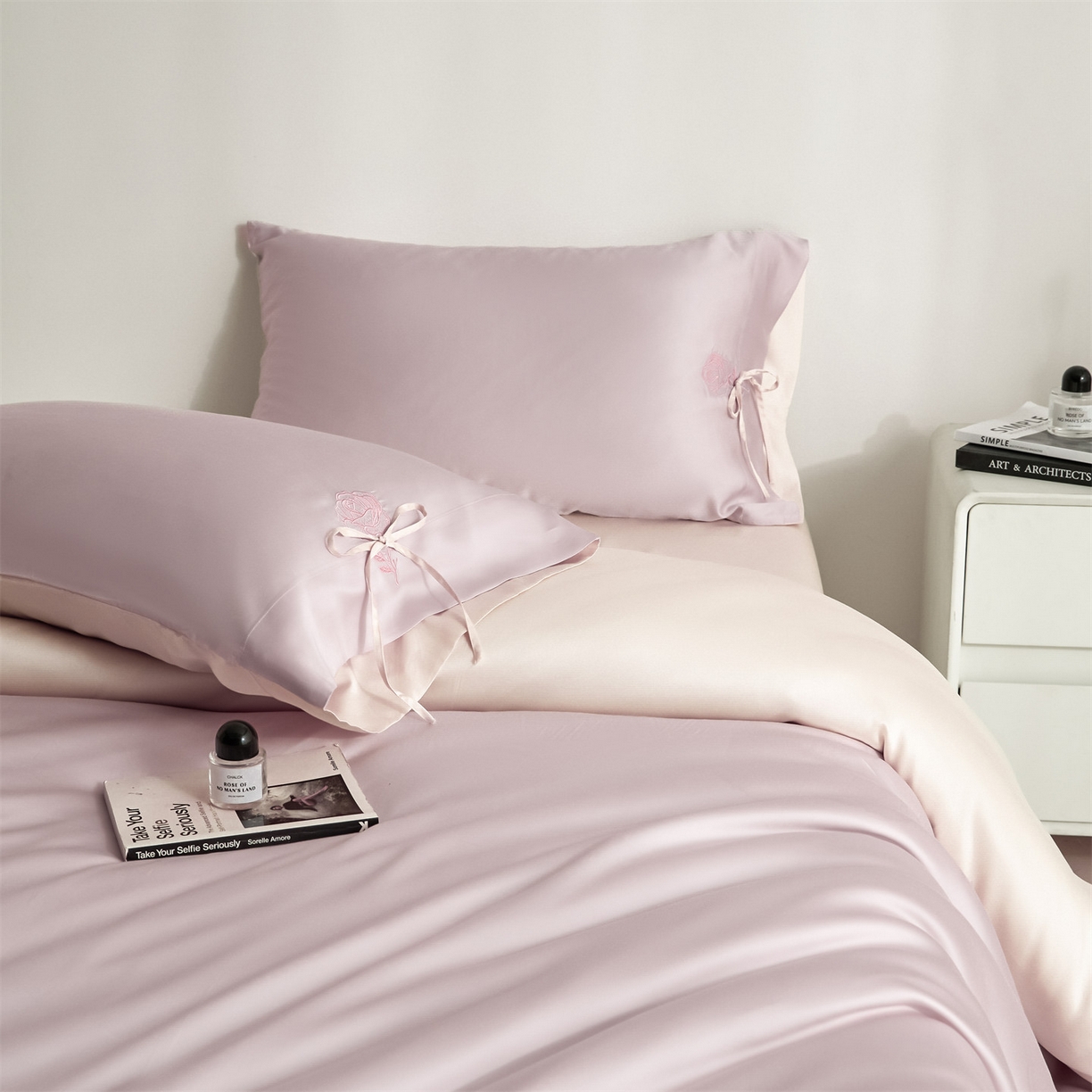 91家纺网 家纺一手货源 找家纺 DC 2026新款天丝玫瑰压线抽绳四件套--日落玫瑰系列 日落玫瑰-素粉+杏白