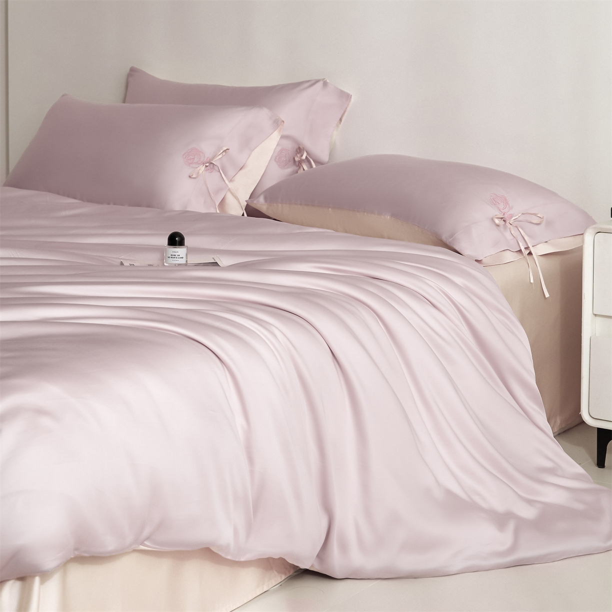 91家纺网 家纺一手货源 找家纺 DC 2026新款天丝玫瑰压线抽绳四件套--日落玫瑰系列 日落玫瑰-素粉+杏白