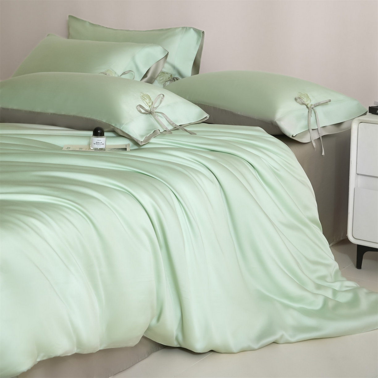 91家纺网 家纺一手货源 找家纺 DC 2026新款天丝玫瑰压线抽绳四件套--日落玫瑰系列 日落玫瑰-亚丁绿+冰川灰