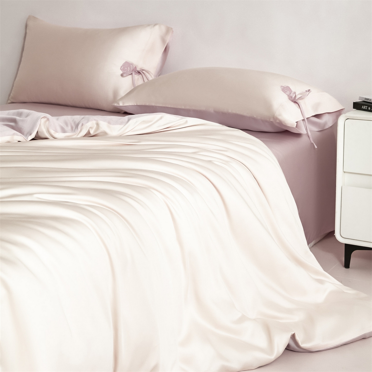 91家纺网 家纺一手货源 找家纺 DC 2026新款天丝玫瑰压线抽绳四件套--日落玫瑰系列 日落玫瑰-杏白+素粉