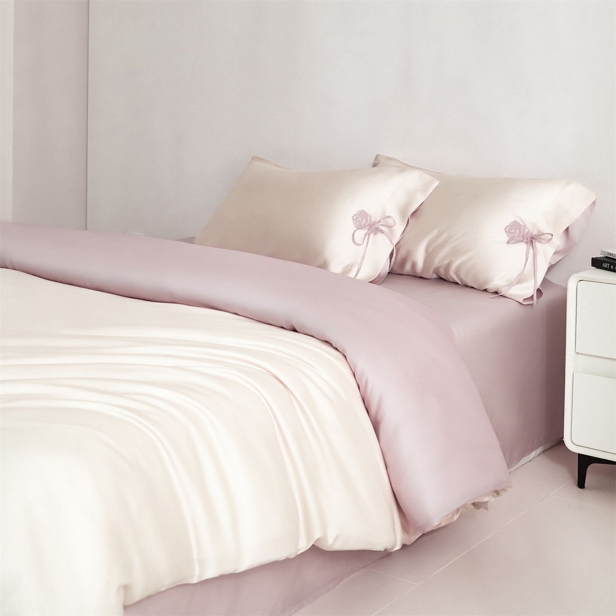 91家纺网 家纺一手货源 找家纺 DC 2026新款天丝玫瑰压线抽绳四件套--日落玫瑰系列 日落玫瑰-杏白+素粉