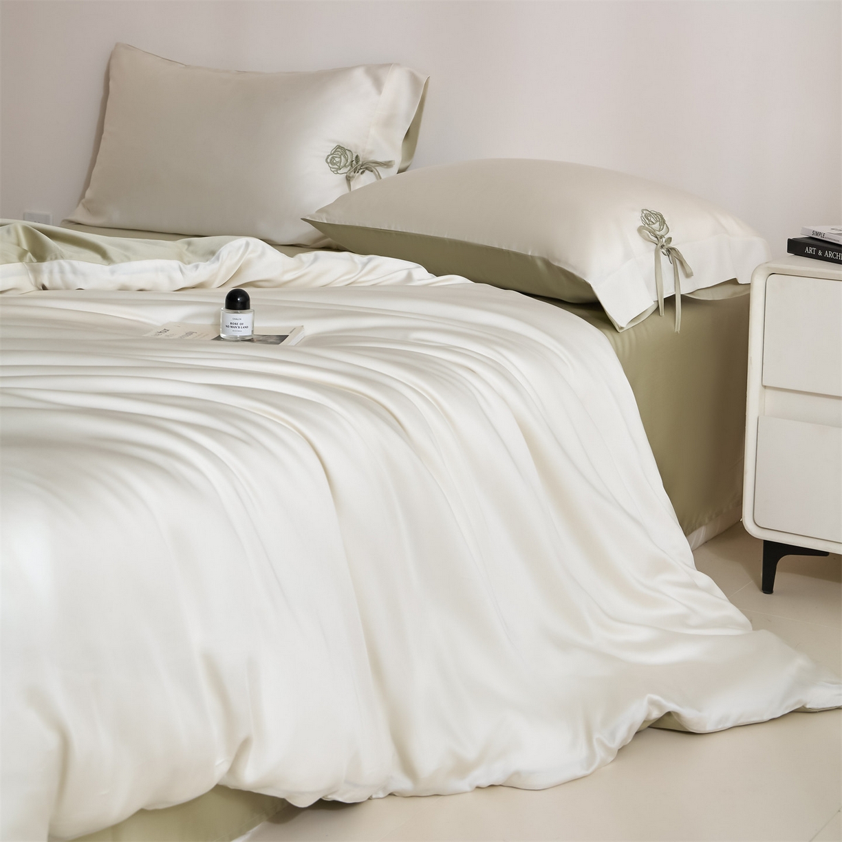 91家纺网 家纺一手货源 找家纺 DC 2026新款天丝玫瑰压线抽绳四件套--日落玫瑰系列 日落玫瑰-元气白桃+桉树绿