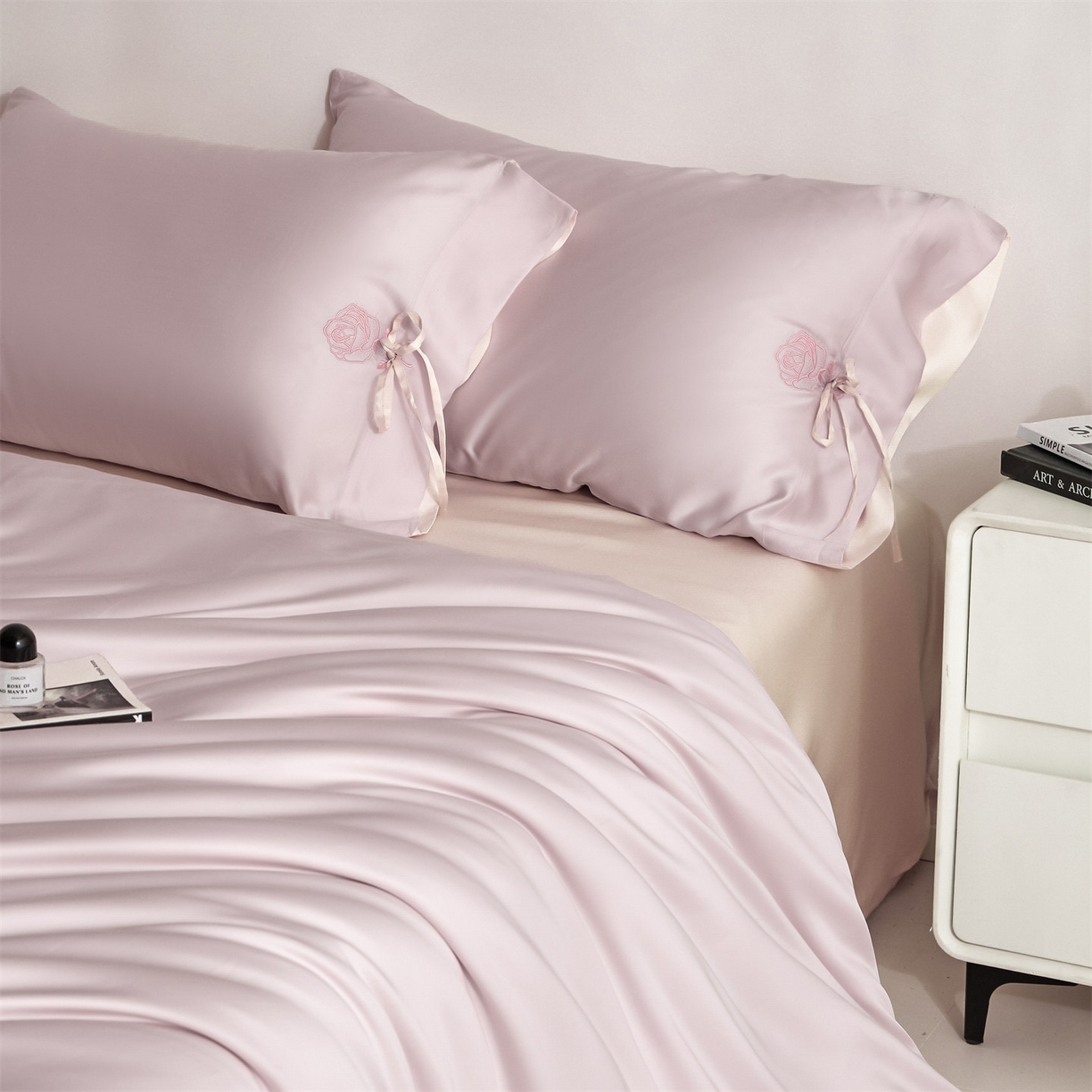 91家纺网 家纺一手货源 找家纺 DC 2026新款天丝玫瑰压线抽绳四件套--日落玫瑰系列 日落玫瑰-素粉+杏白