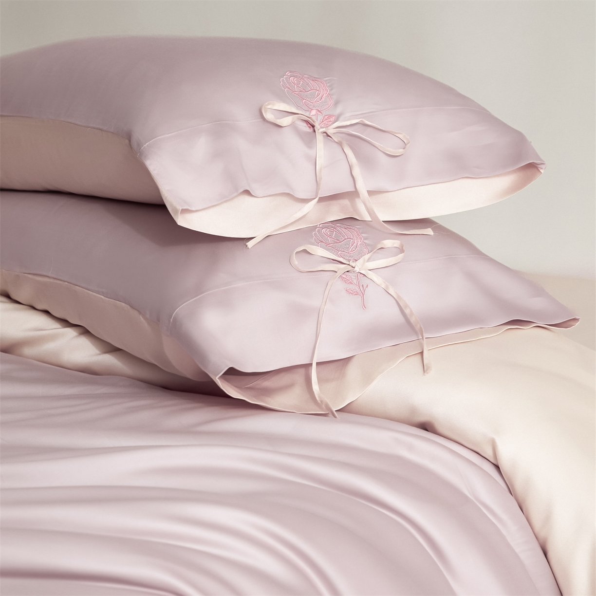 91家纺网 家纺一手货源 找家纺 DC 2026新款天丝玫瑰压线抽绳四件套--日落玫瑰系列 日落玫瑰-素粉+杏白