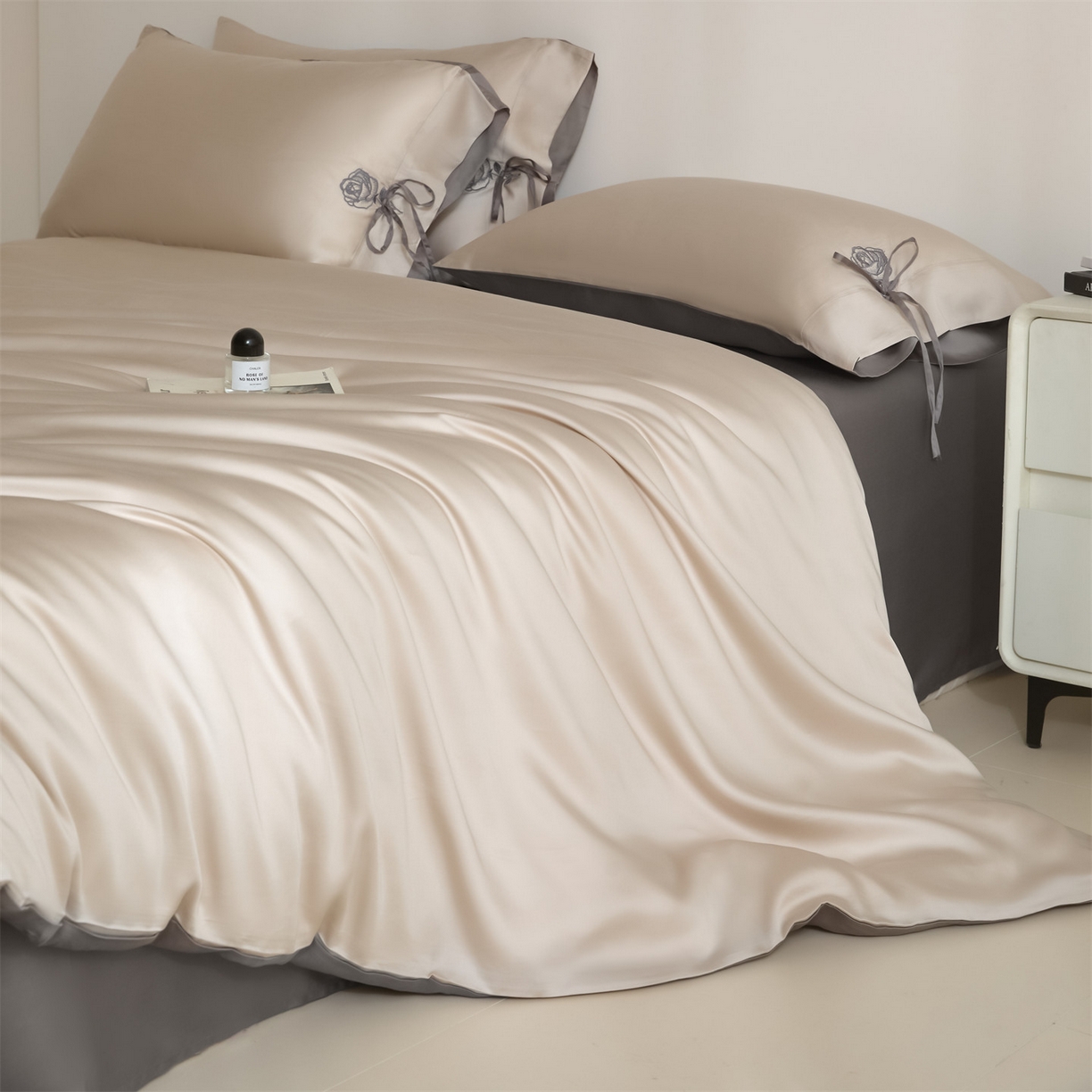 91家纺网 家纺一手货源 找家纺 DC 2026新款天丝玫瑰压线抽绳四件套--日落玫瑰系列 日落玫瑰-浅茶+经典灰