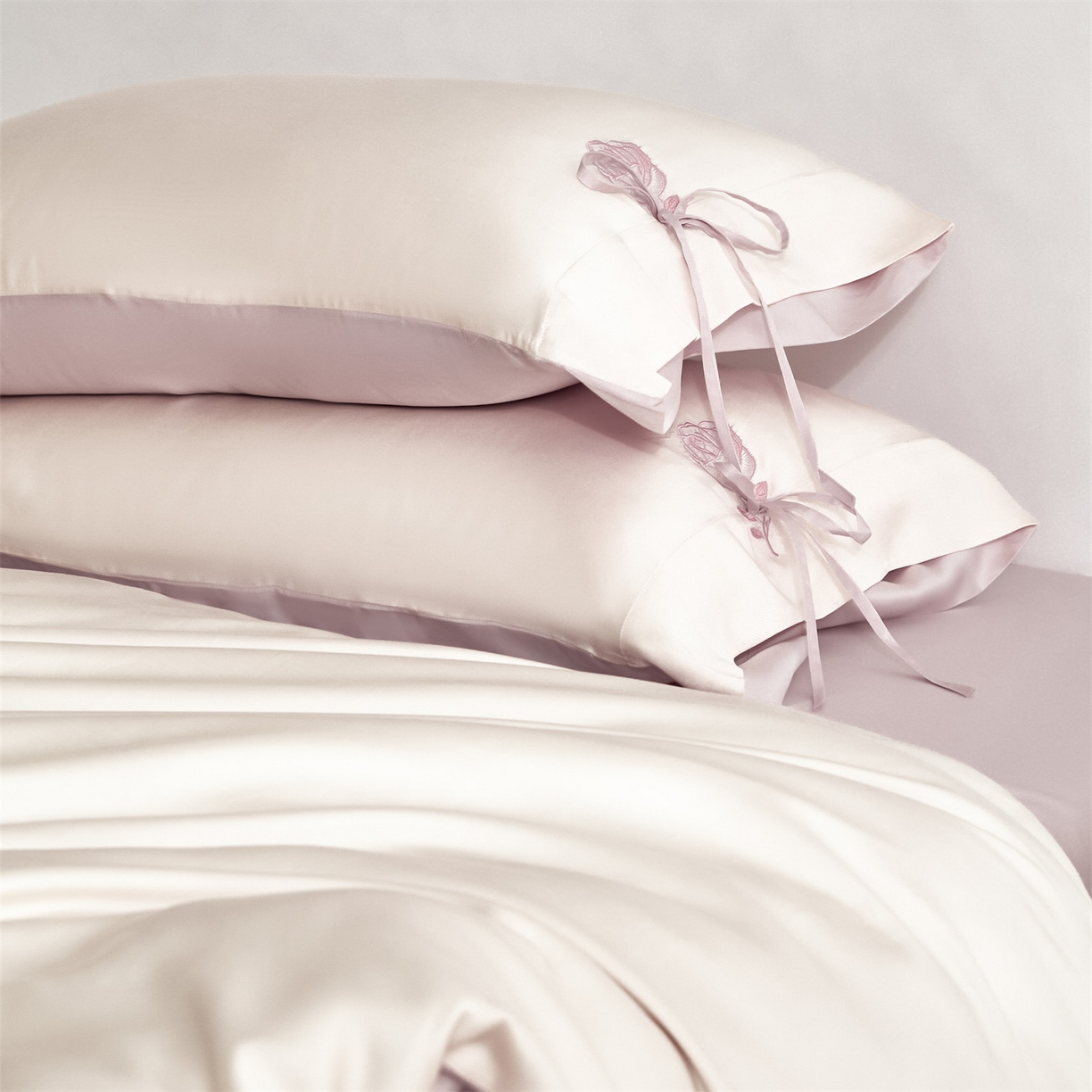 91家纺网 家纺一手货源 找家纺 DC 2026新款天丝玫瑰压线抽绳四件套--日落玫瑰系列 日落玫瑰-杏白+素粉