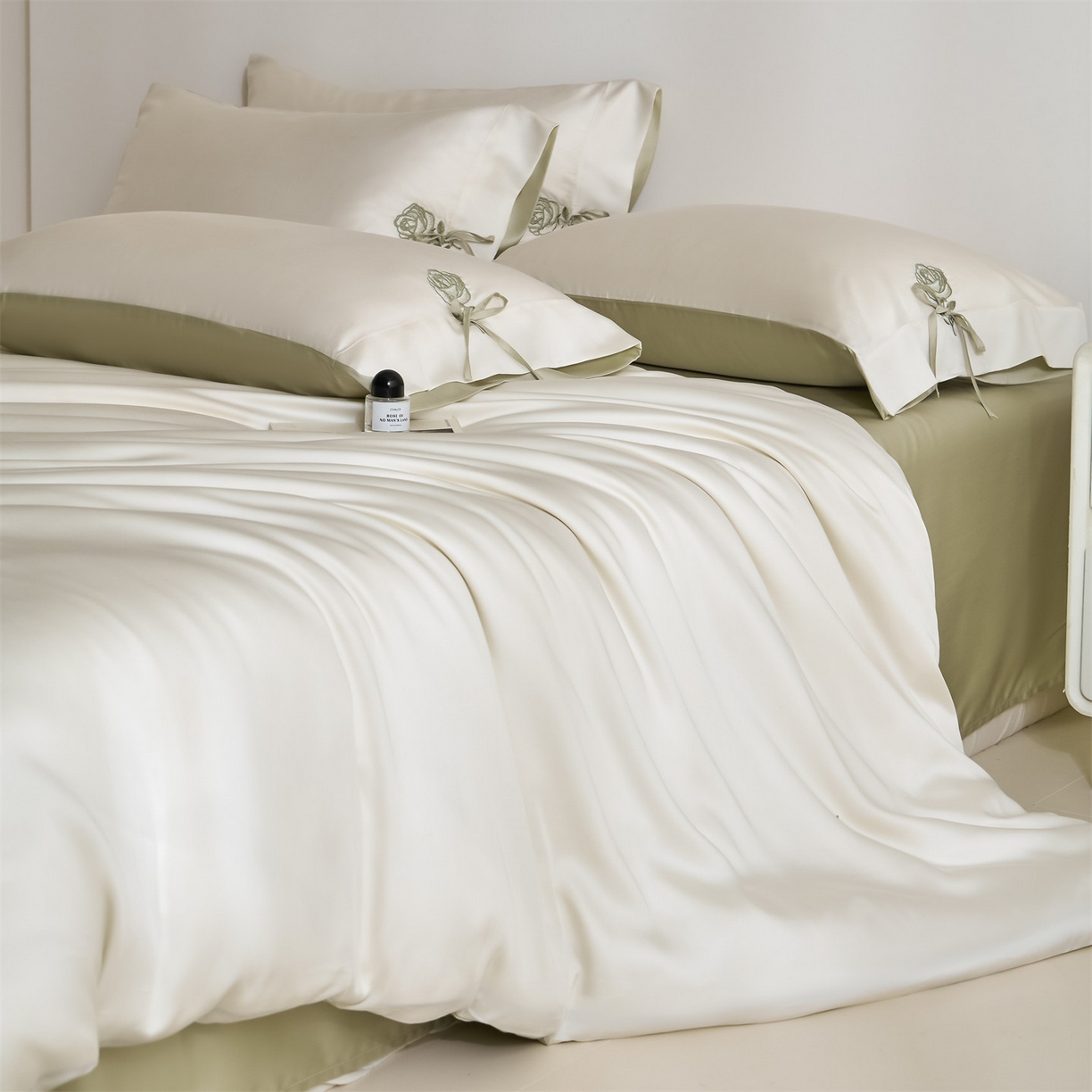 91家纺网 家纺一手货源 找家纺 DC 2026新款天丝玫瑰压线抽绳四件套--日落玫瑰系列 日落玫瑰-元气白桃+桉树绿