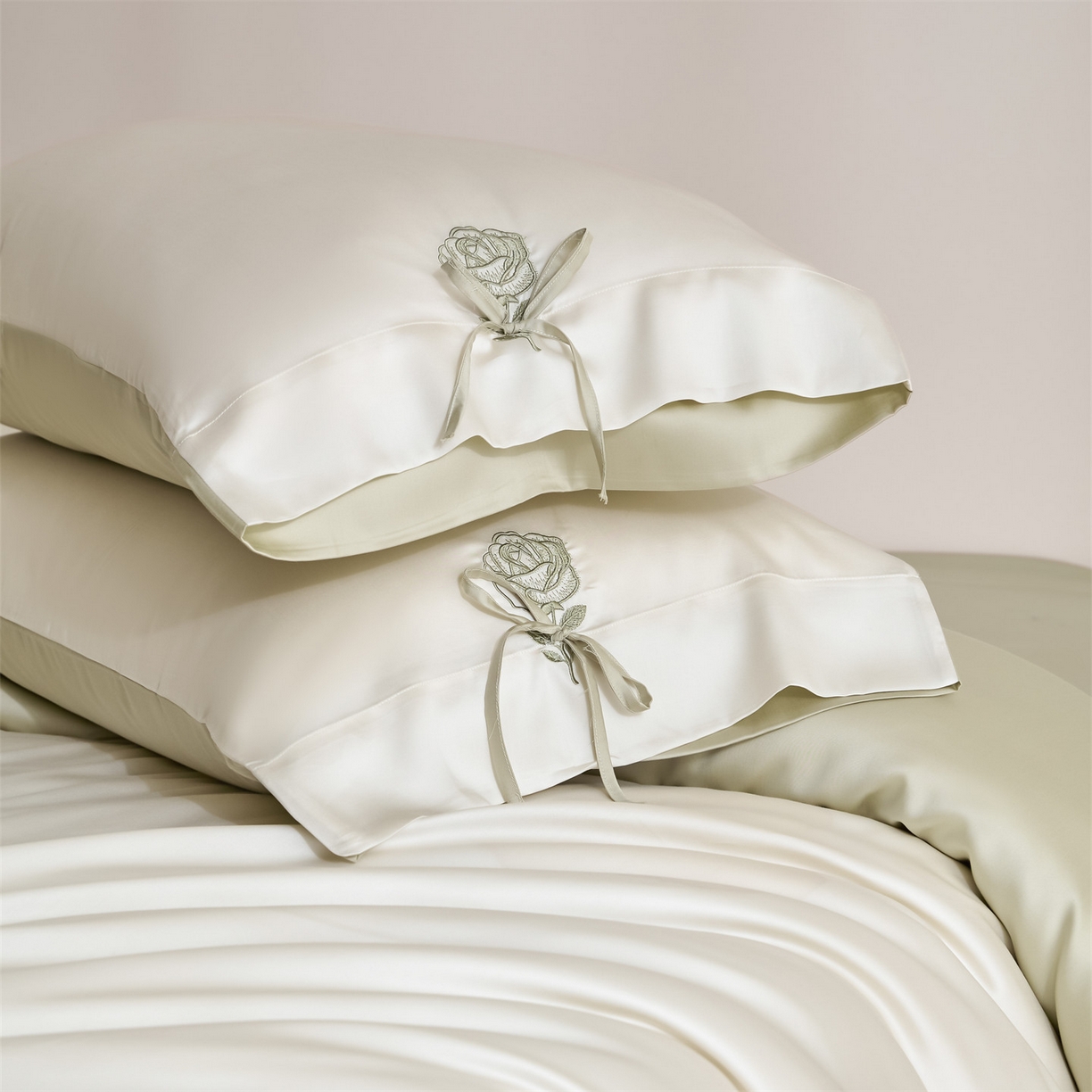 91家纺网 家纺一手货源 找家纺 DC 2026新款天丝玫瑰压线抽绳四件套--日落玫瑰系列 日落玫瑰-元气白桃+桉树绿